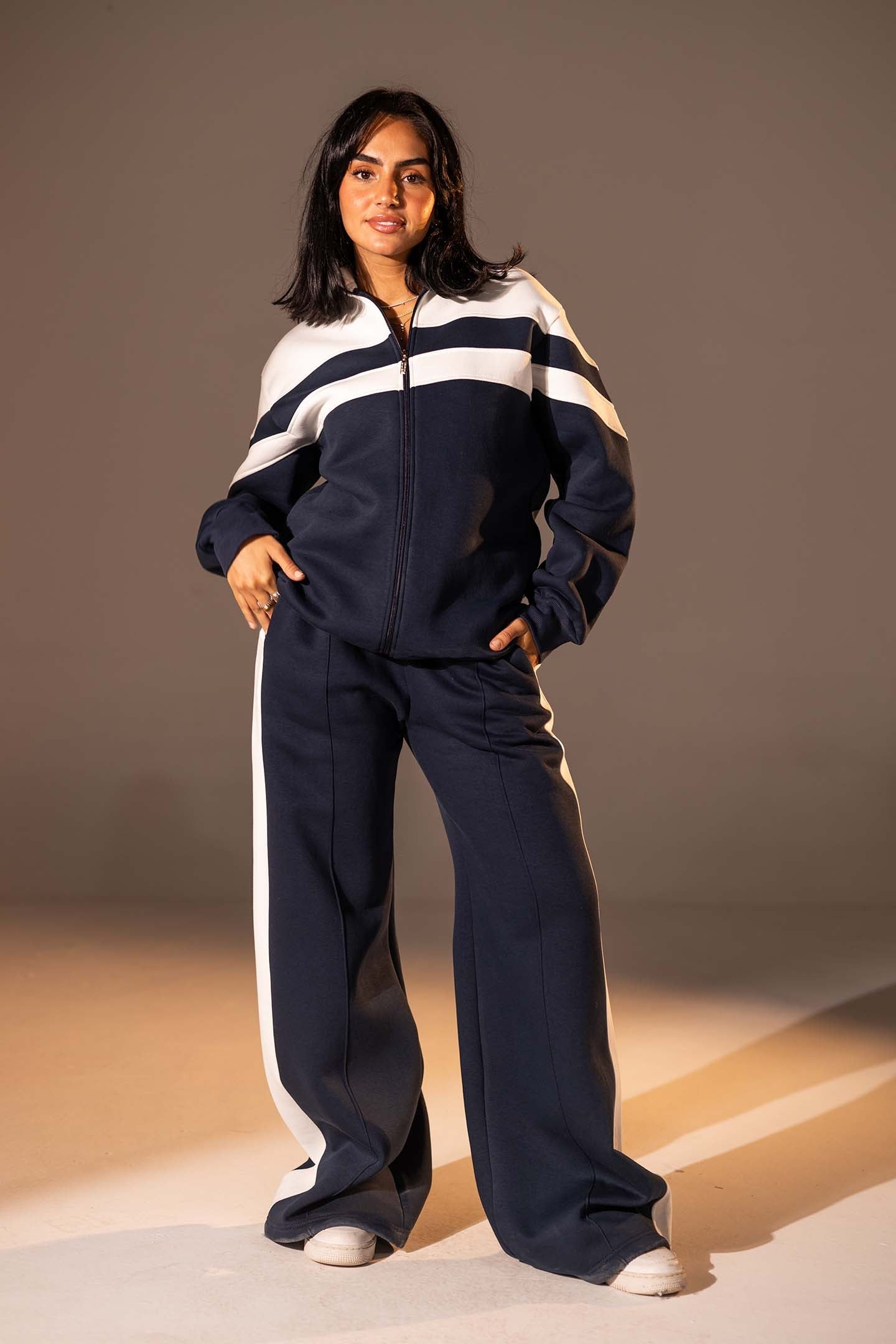 طقم مكوّن من قطعتين بلون الكحلي مع تفاصيل باللون الأبيض