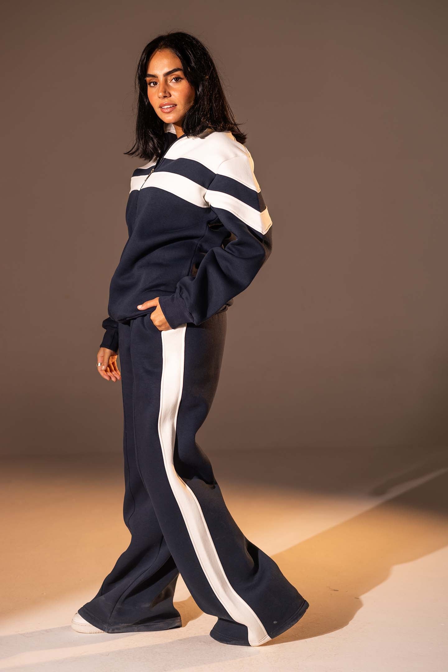 طقم مكوّن من قطعتين بلون الكحلي مع تفاصيل باللون الأبيض