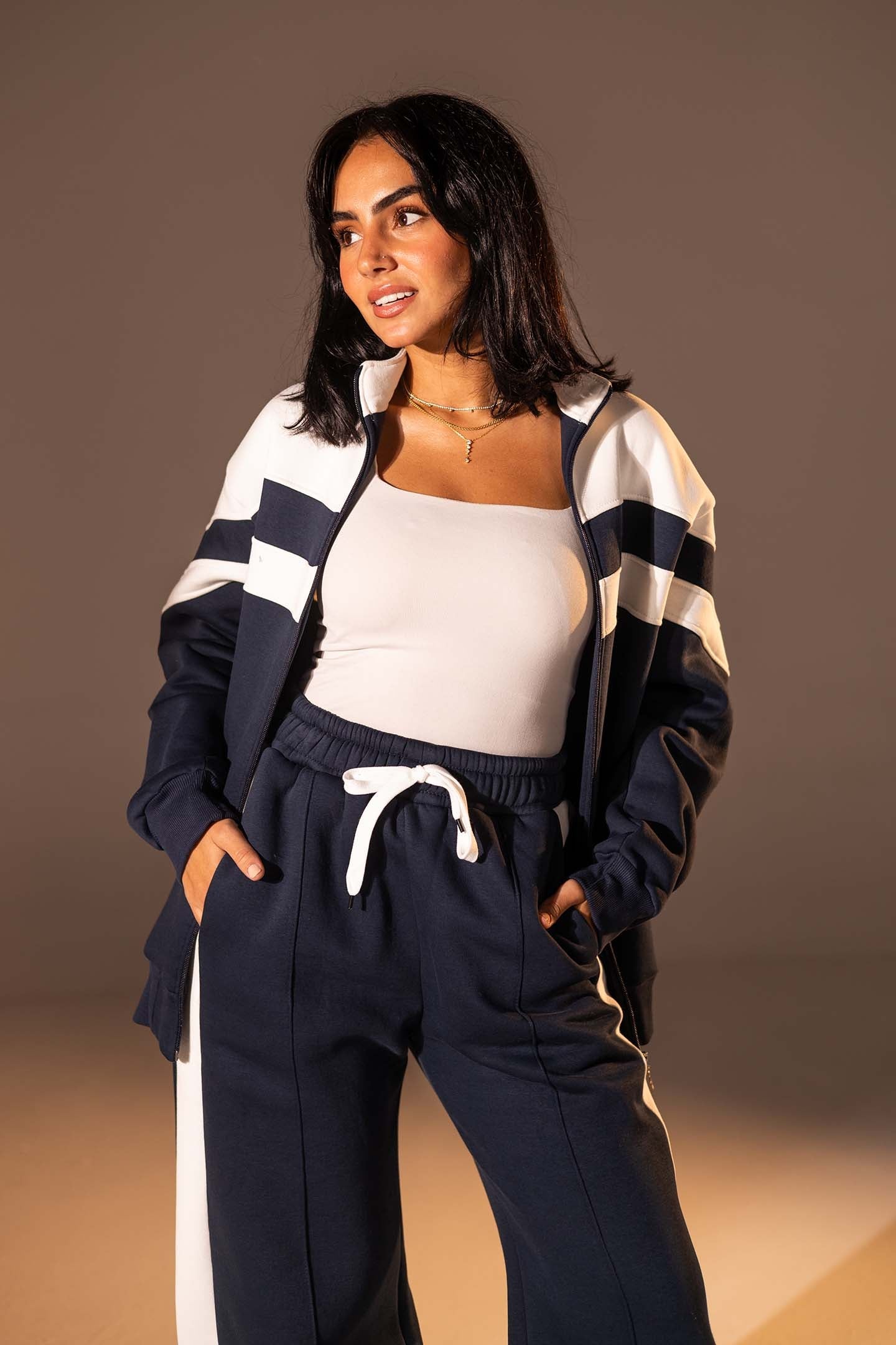 طقم مكوّن من قطعتين بلون الكحلي مع تفاصيل باللون الأبيض