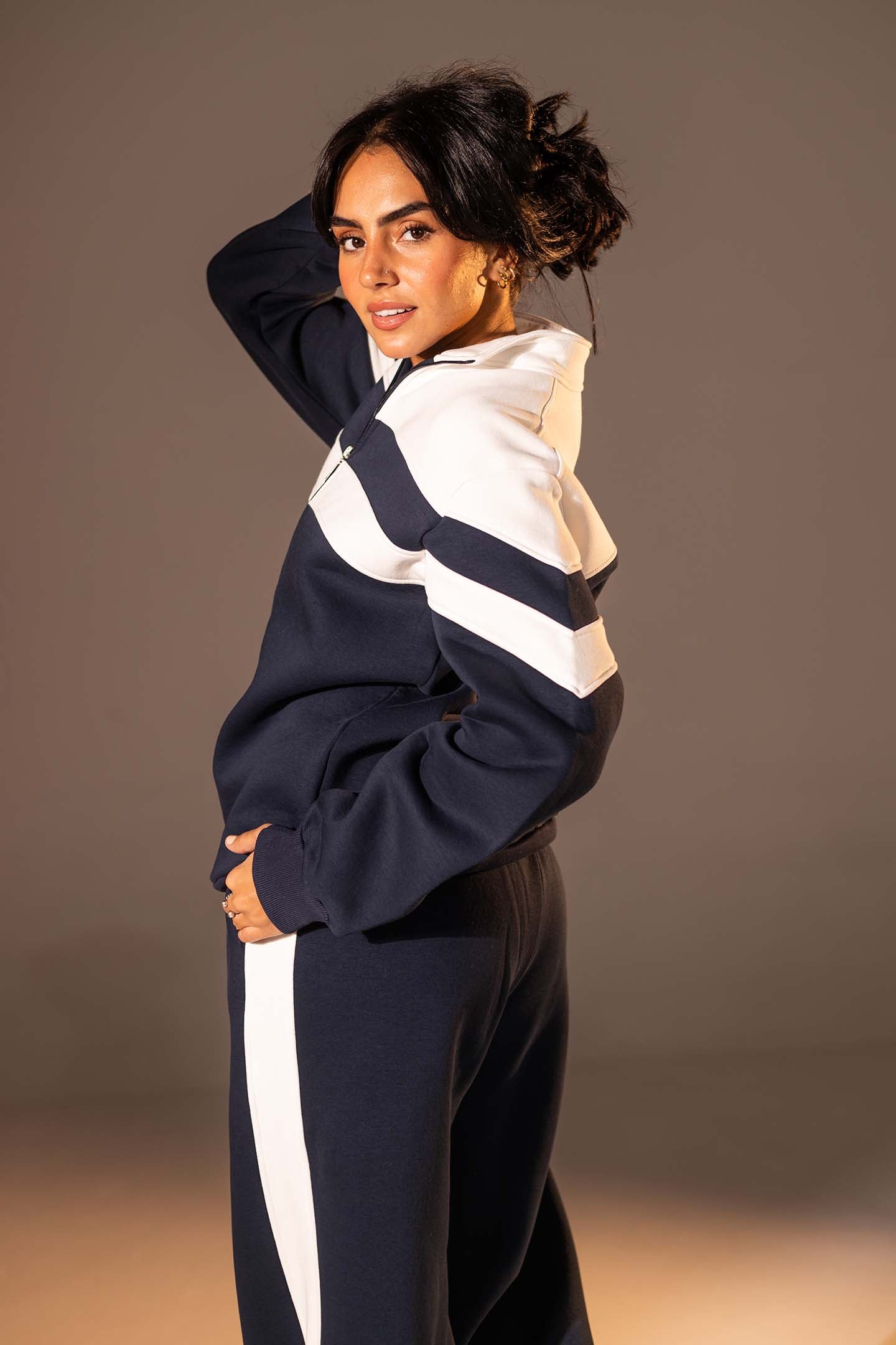 طقم مكوّن من قطعتين بلون الكحلي مع تفاصيل باللون الأبيض