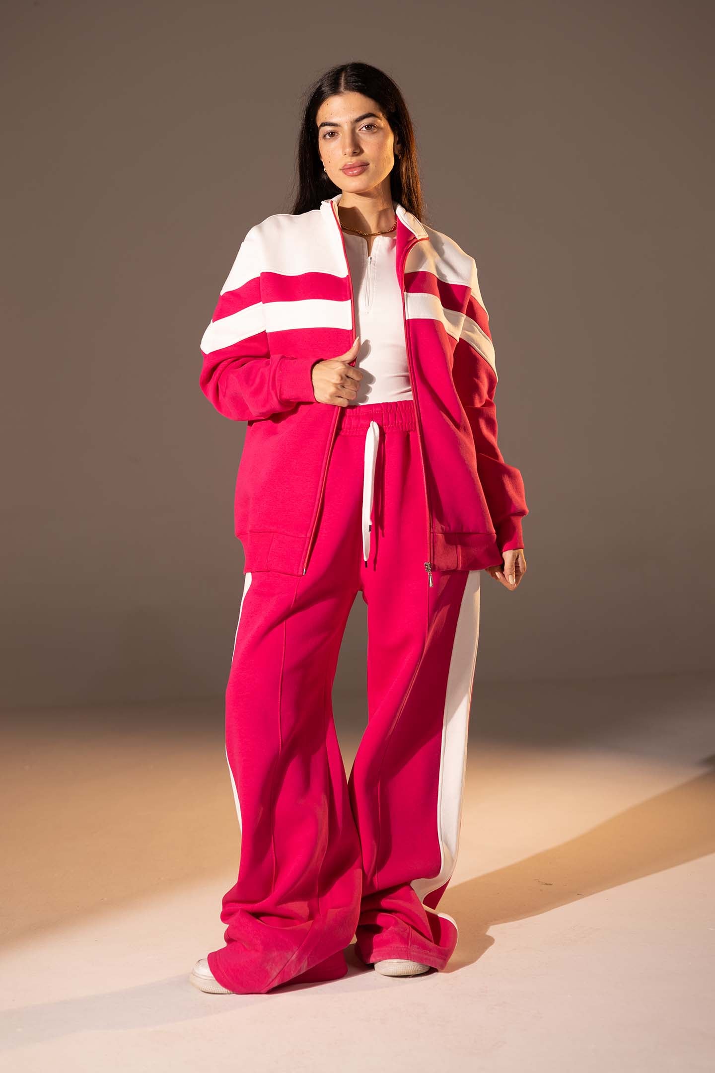 طقم مكوّن من قطعتين بلون الوردي الفوشيا مع تفاصيل باللون الأبيض