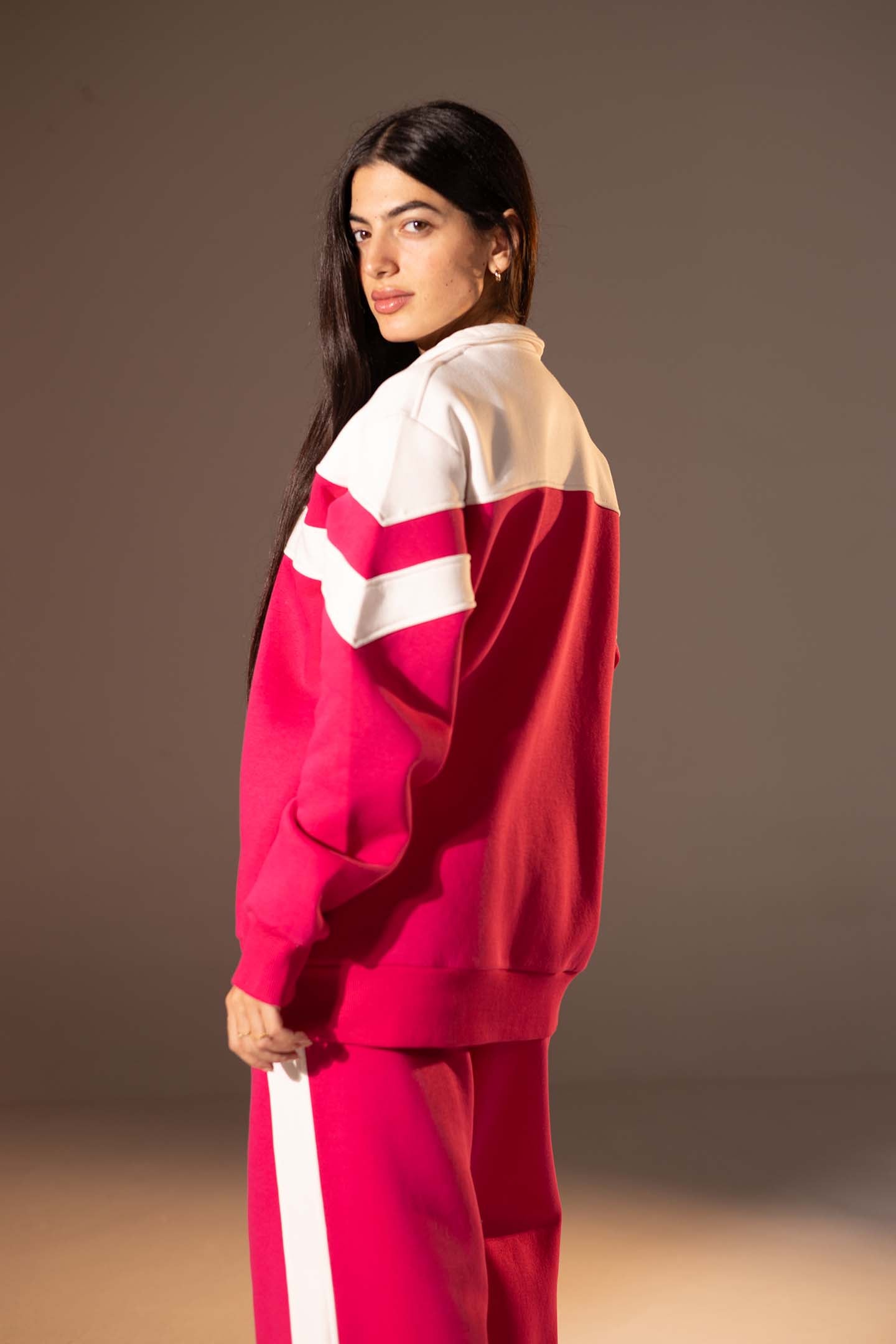 طقم مكوّن من قطعتين بلون الوردي الفوشيا مع تفاصيل باللون الأبيض