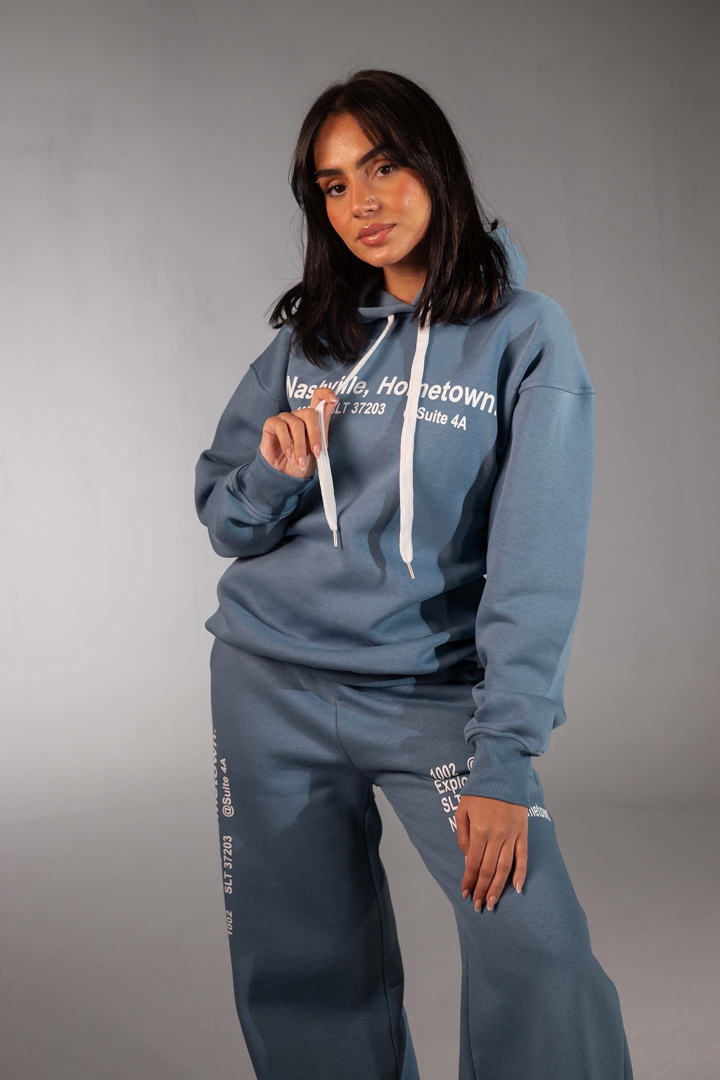 هودي أزرق بطبعة جرافيك ناشفيل