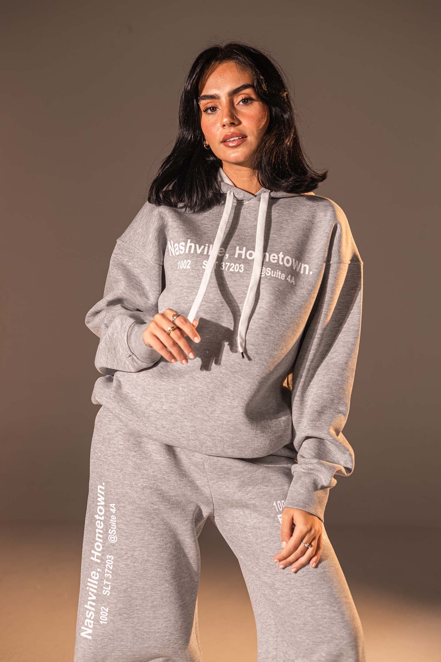 هودي بتصميم جرافيكي "Nashville Hometown" بلون الرمادي