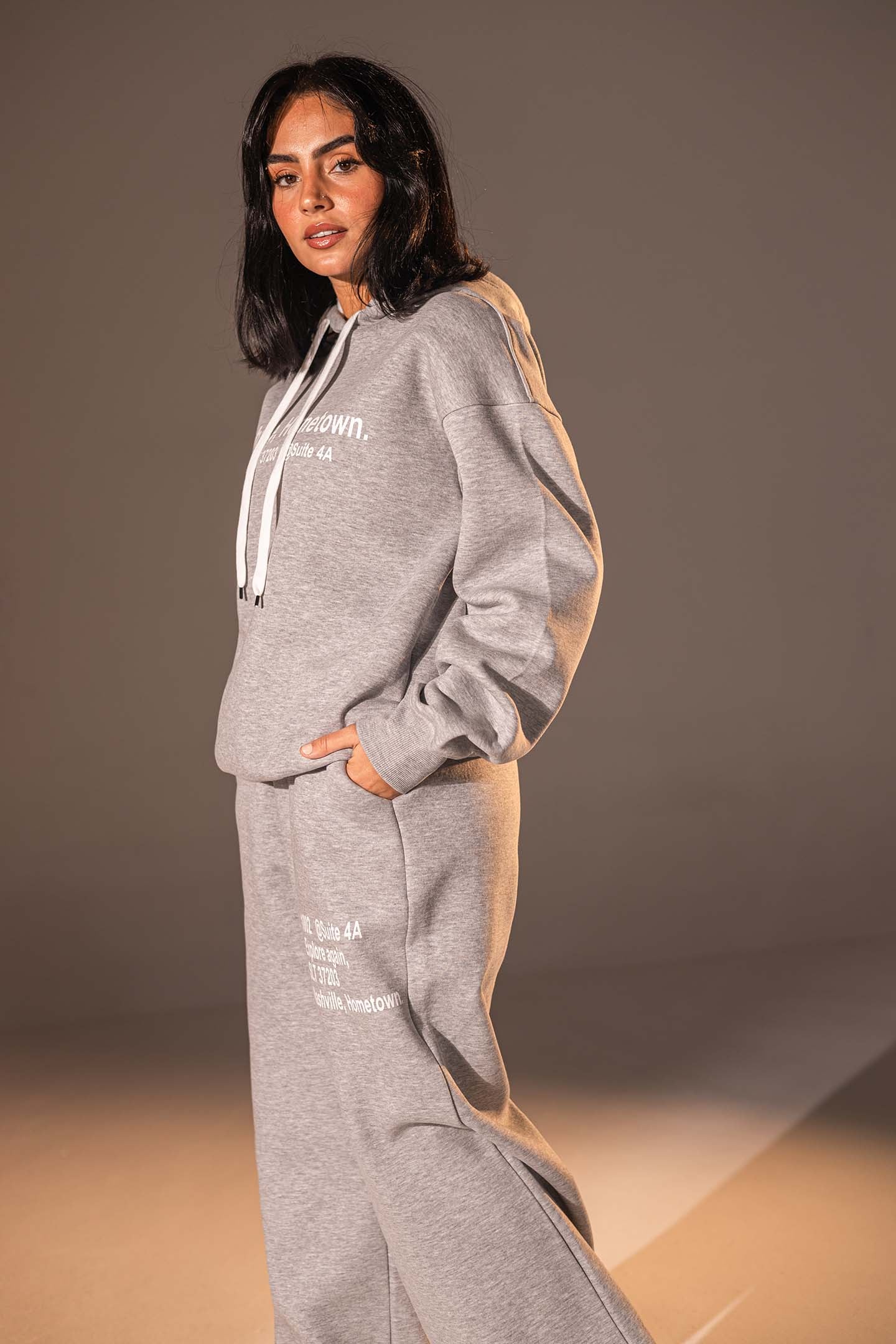 هودي بتصميم جرافيكي "Nashville Hometown" بلون الرمادي