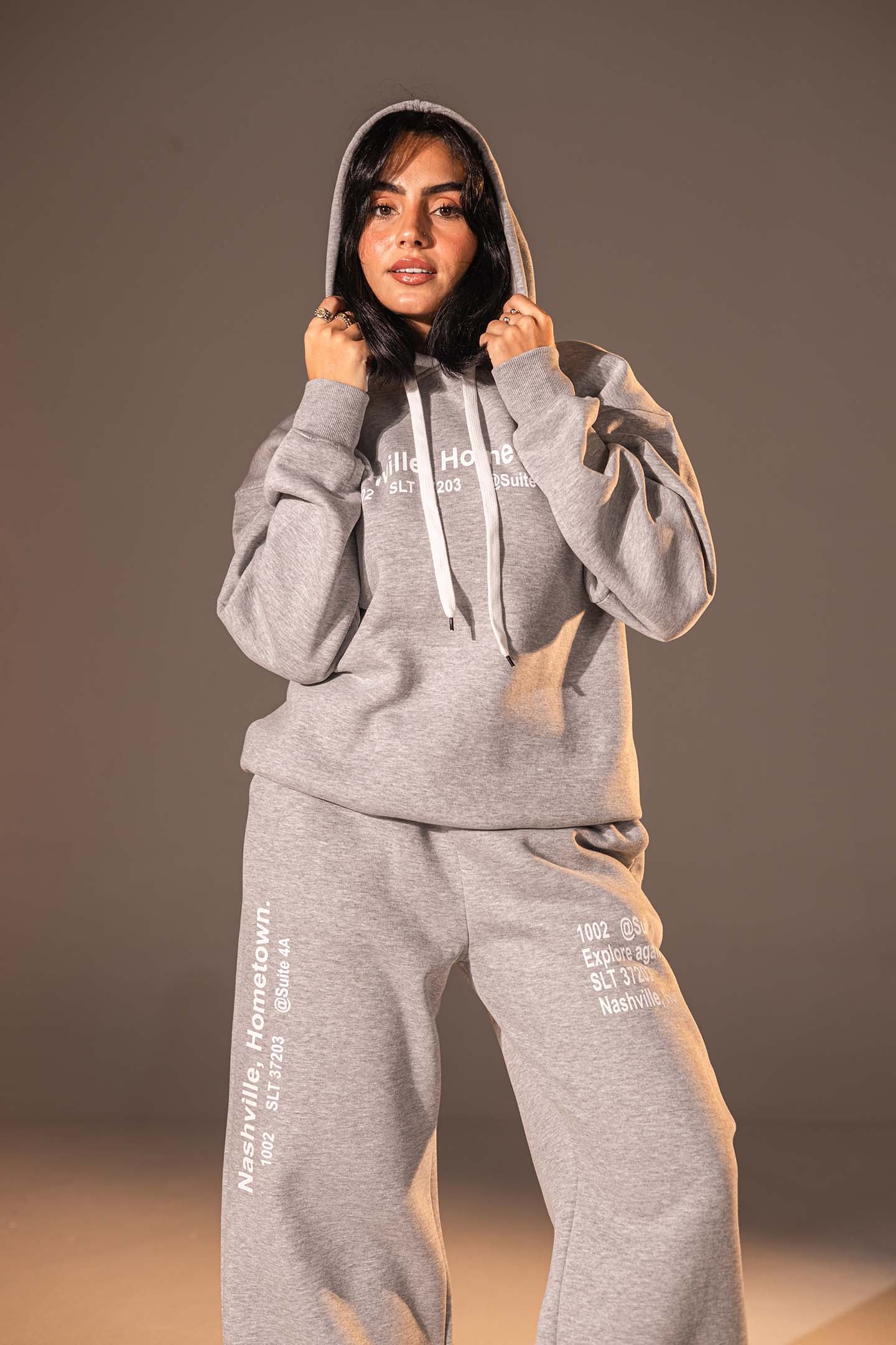 هودي بتصميم جرافيكي "Nashville Hometown" بلون الرمادي