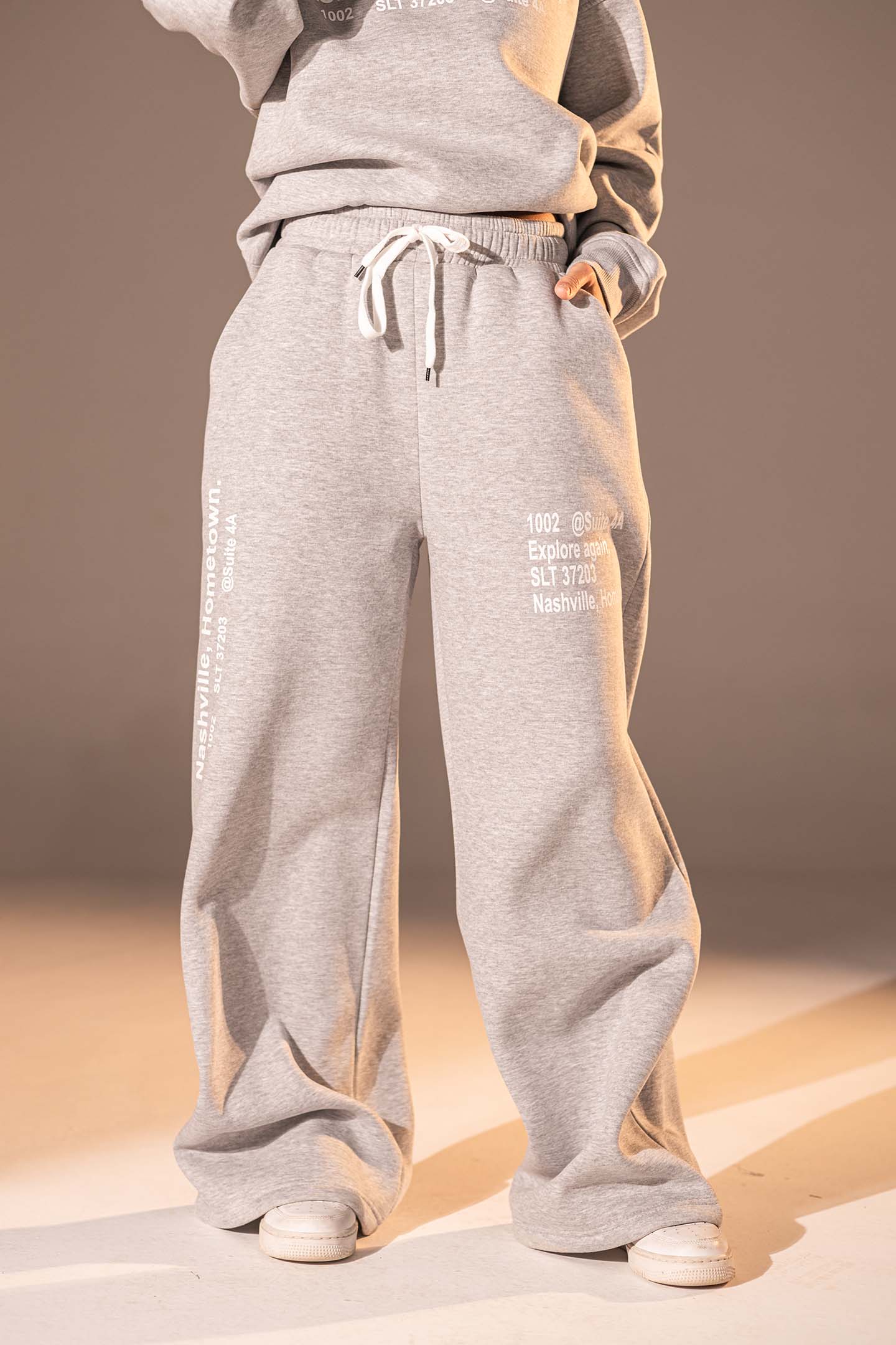 هودي بتصميم جرافيكي "Nashville Hometown" بلون الرمادي