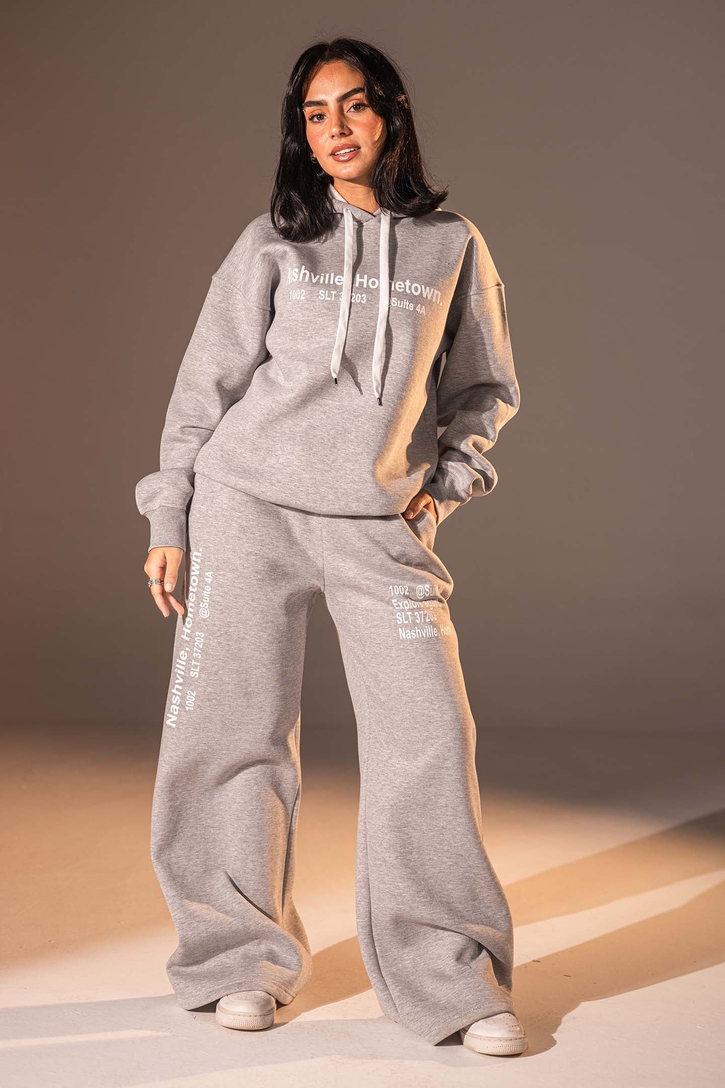 هودي بتصميم جرافيكي "Nashville Hometown" بلون الرمادي