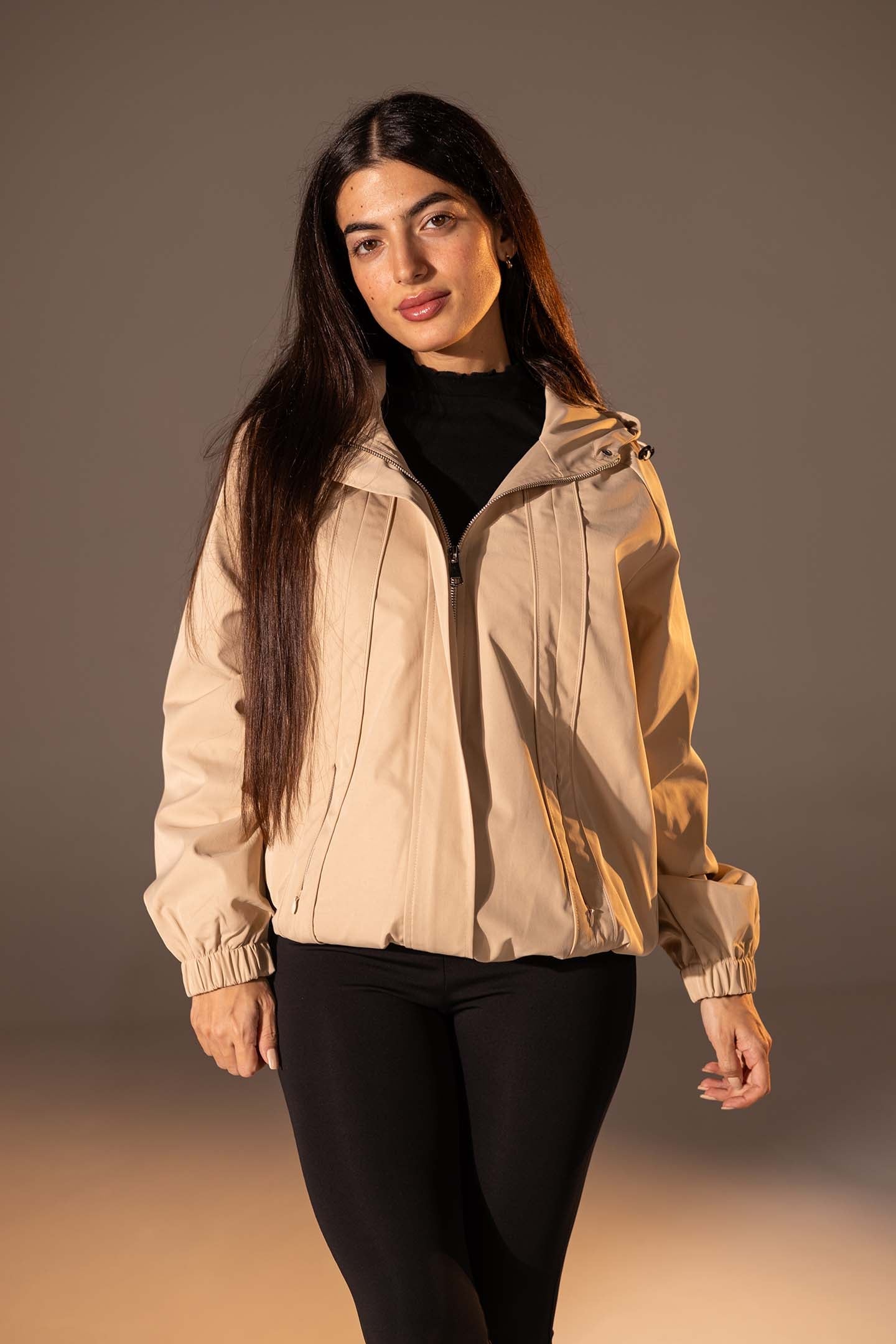 جاكيت مقاوم للرياح بلون البيج