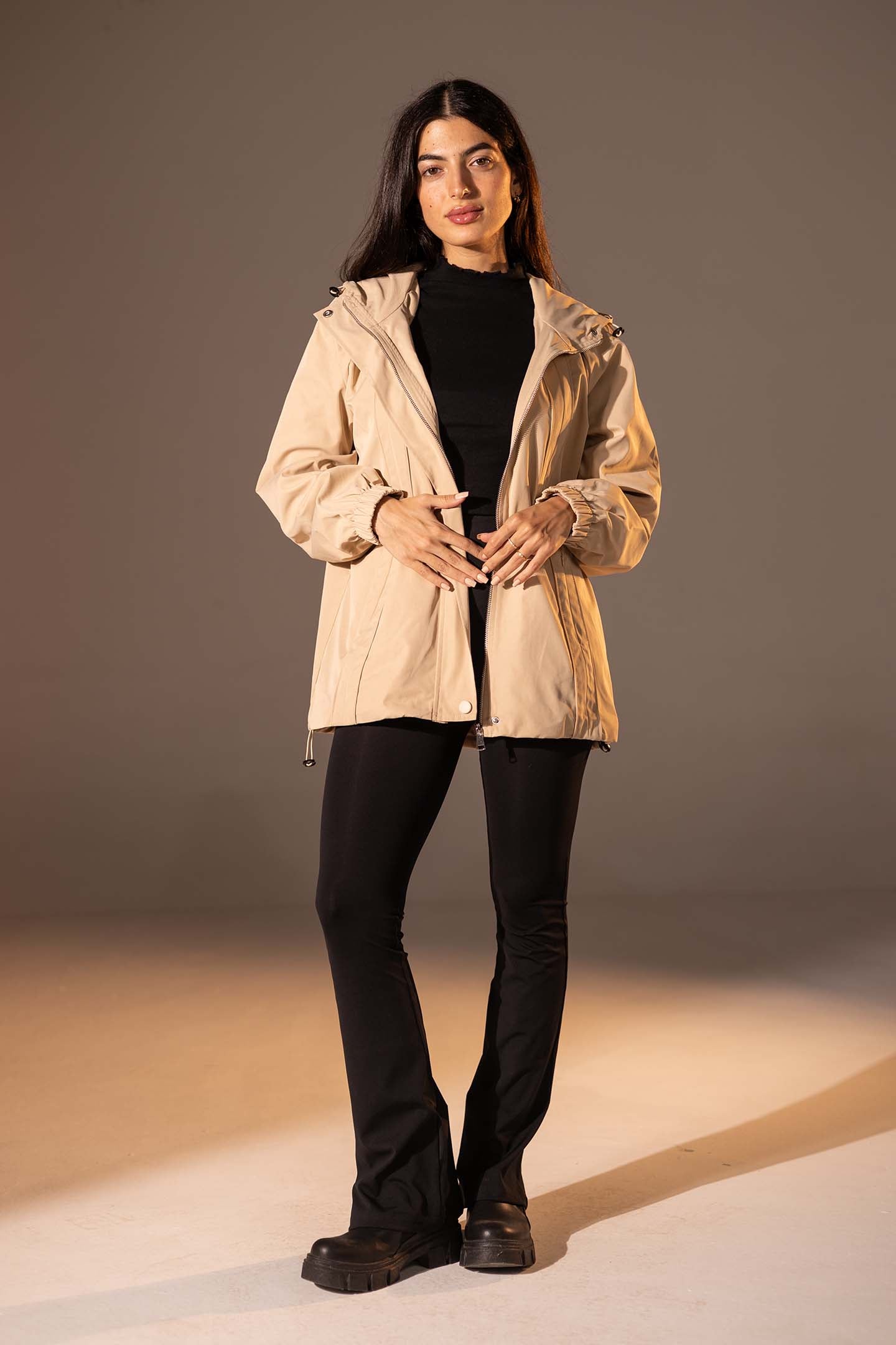 جاكيت مقاوم للرياح بلون البيج