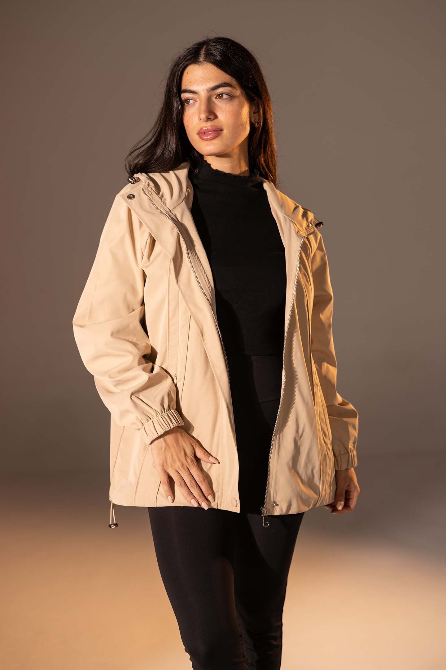 جاكيت مقاوم للرياح بلون البيج