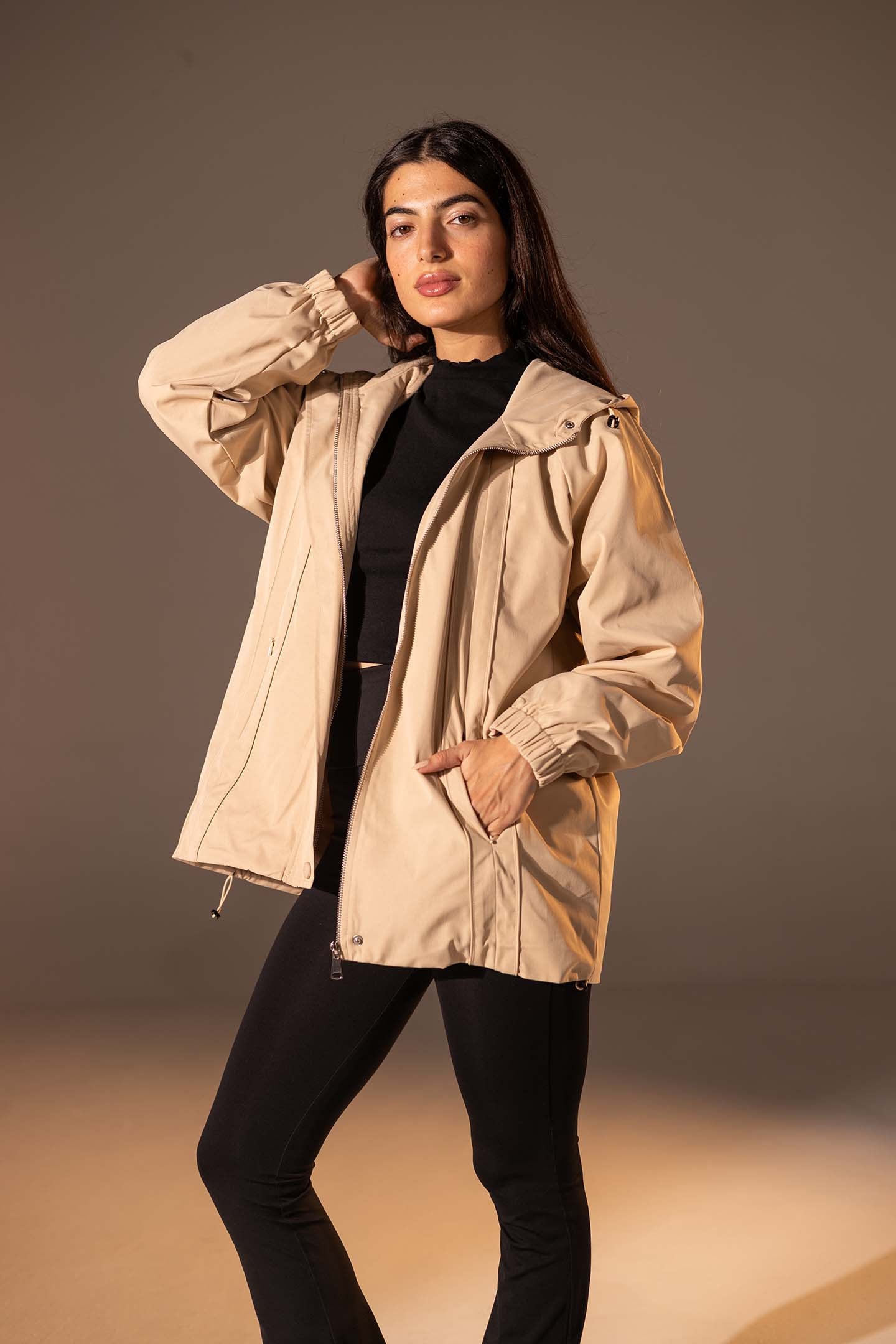 جاكيت مقاوم للرياح بلون البيج