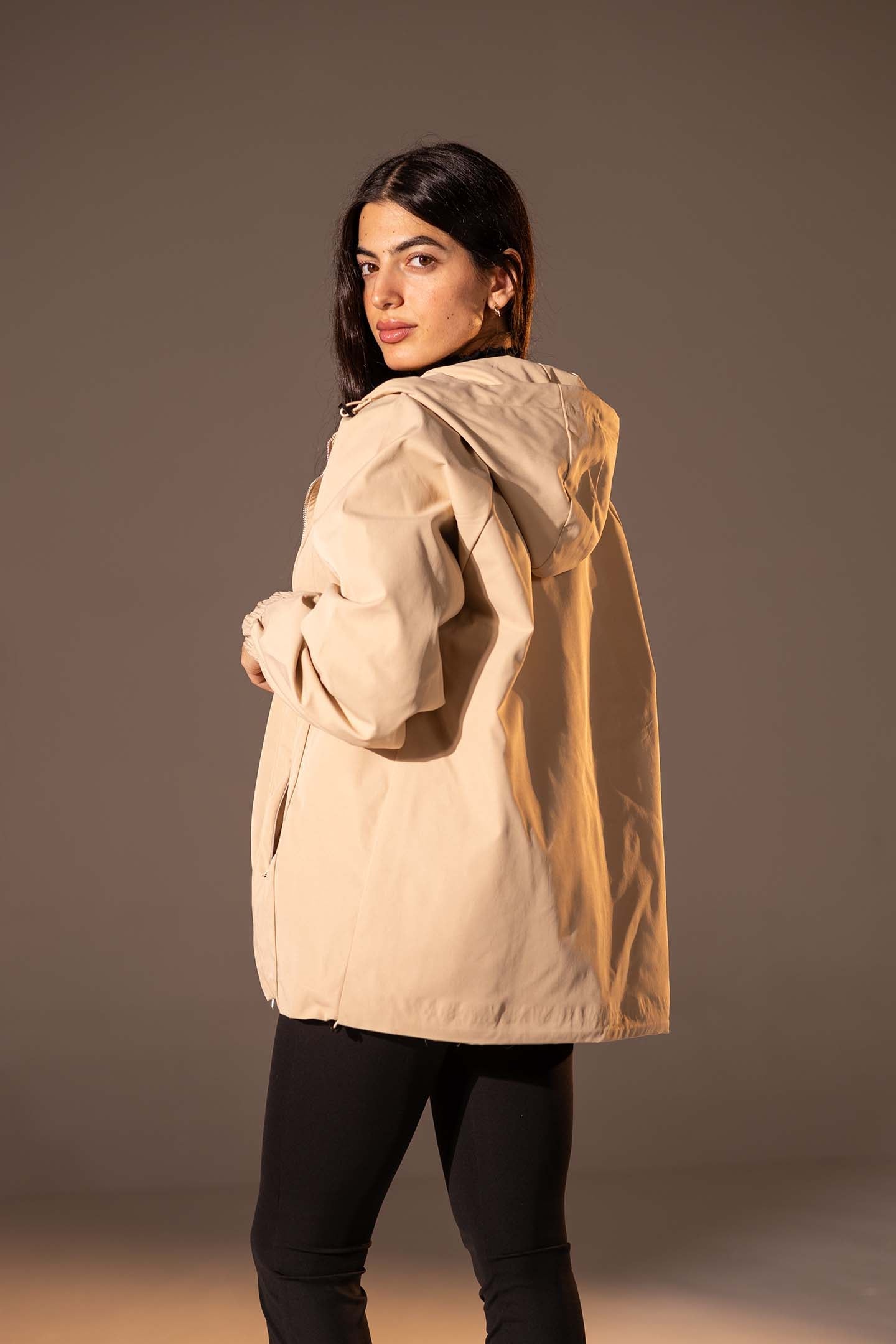 جاكيت مقاوم للرياح بلون البيج