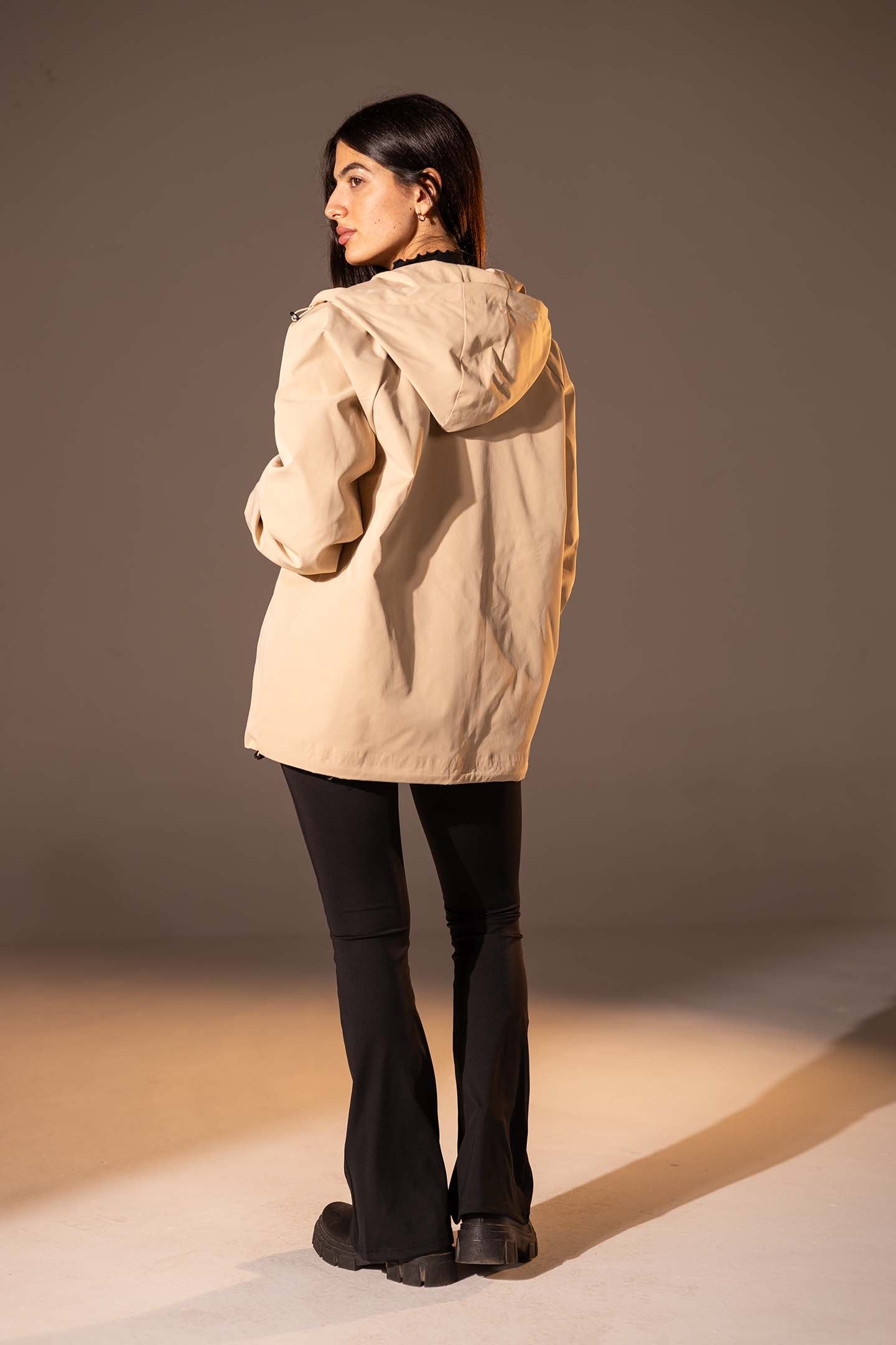 جاكيت مقاوم للرياح بلون البيج