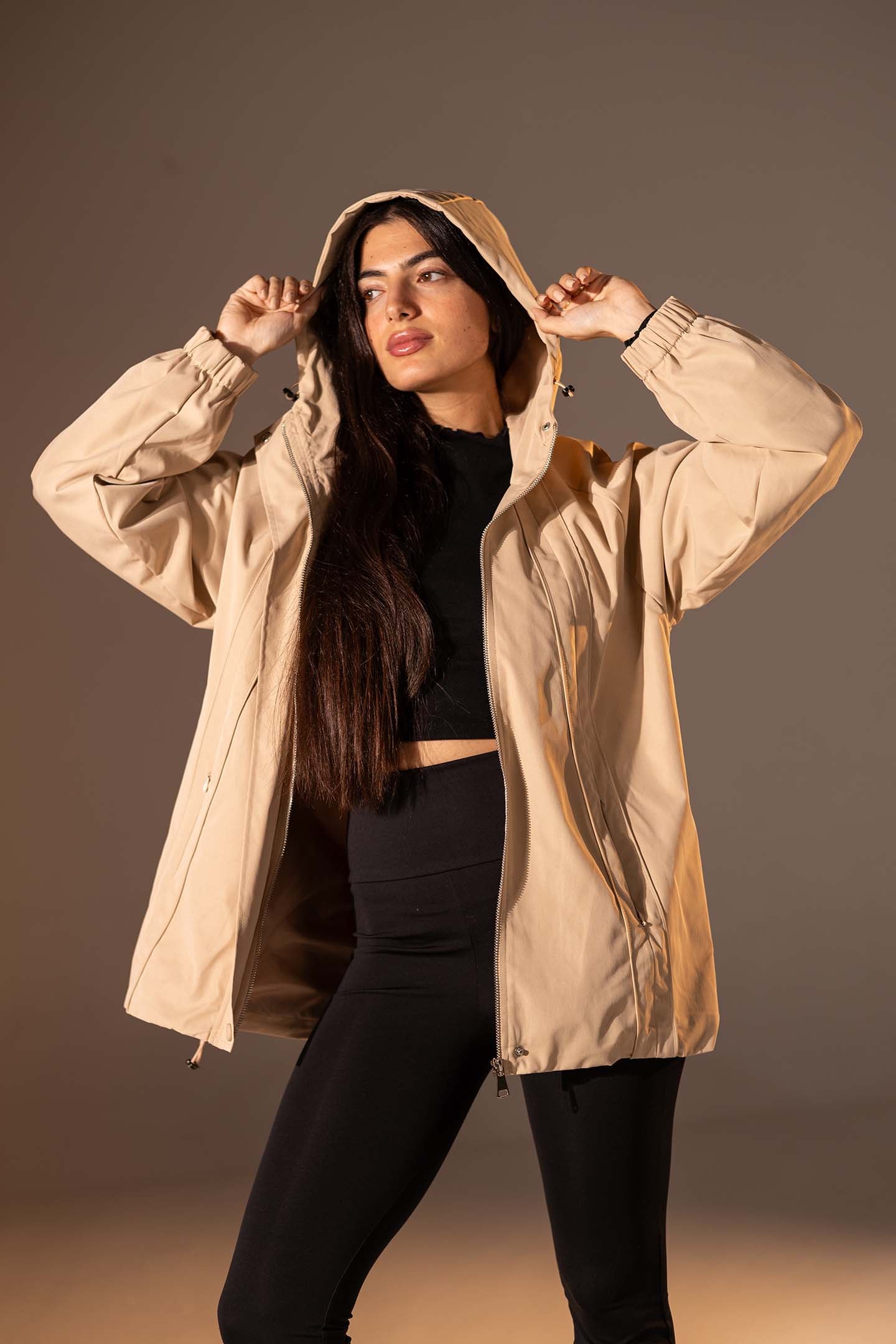 جاكيت مقاوم للرياح بلون البيج