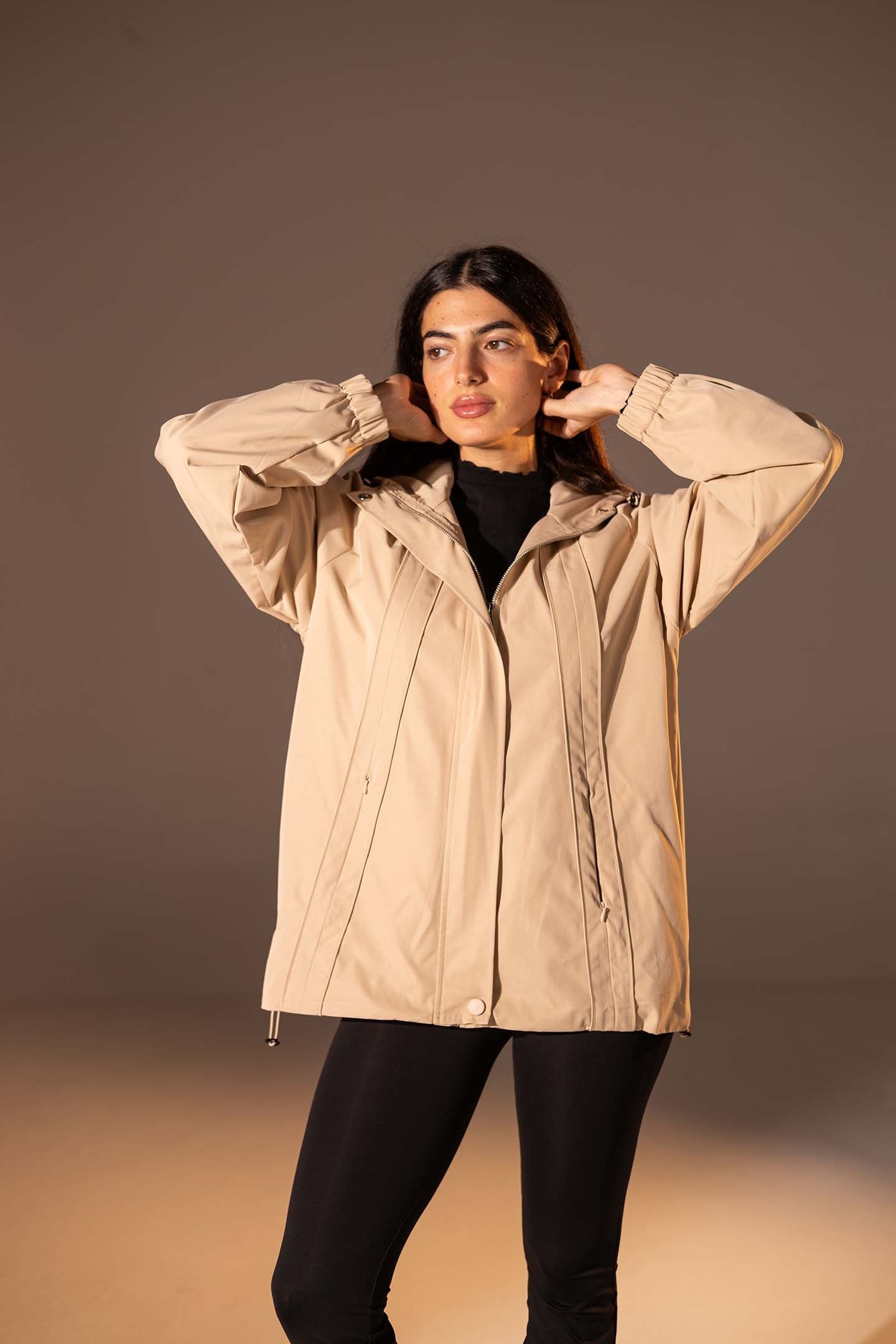 جاكيت مقاوم للرياح بلون البيج