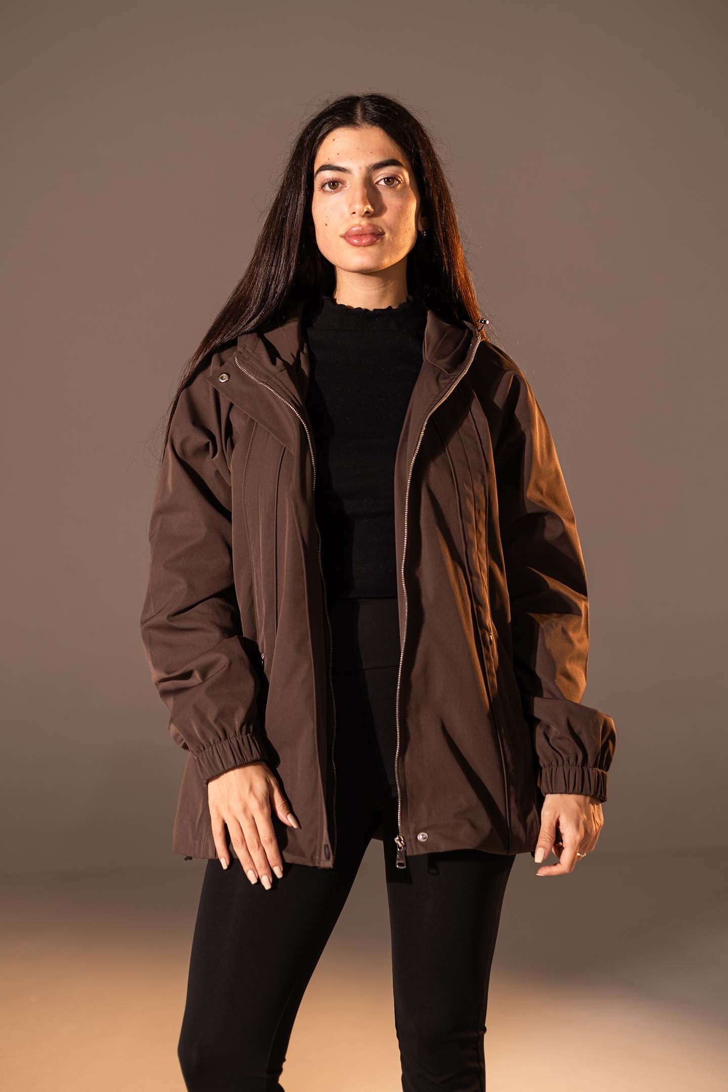 جاكيت مقاوم للرياح بلون البني