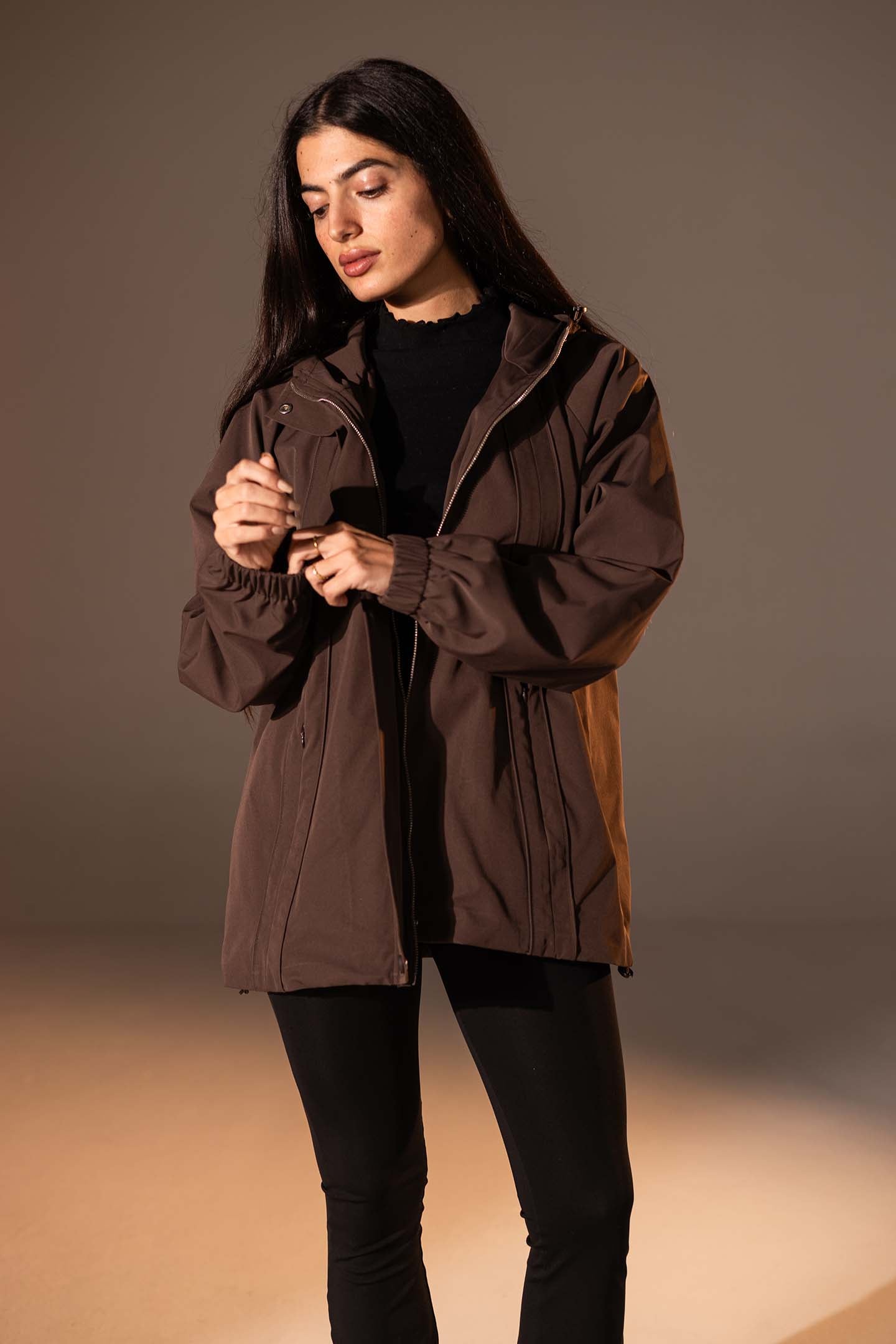 جاكيت مقاوم للرياح بلون البني