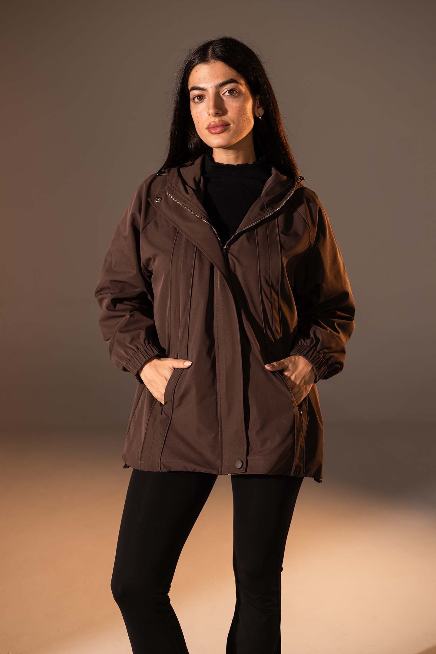 جاكيت مقاوم للرياح بلون البني