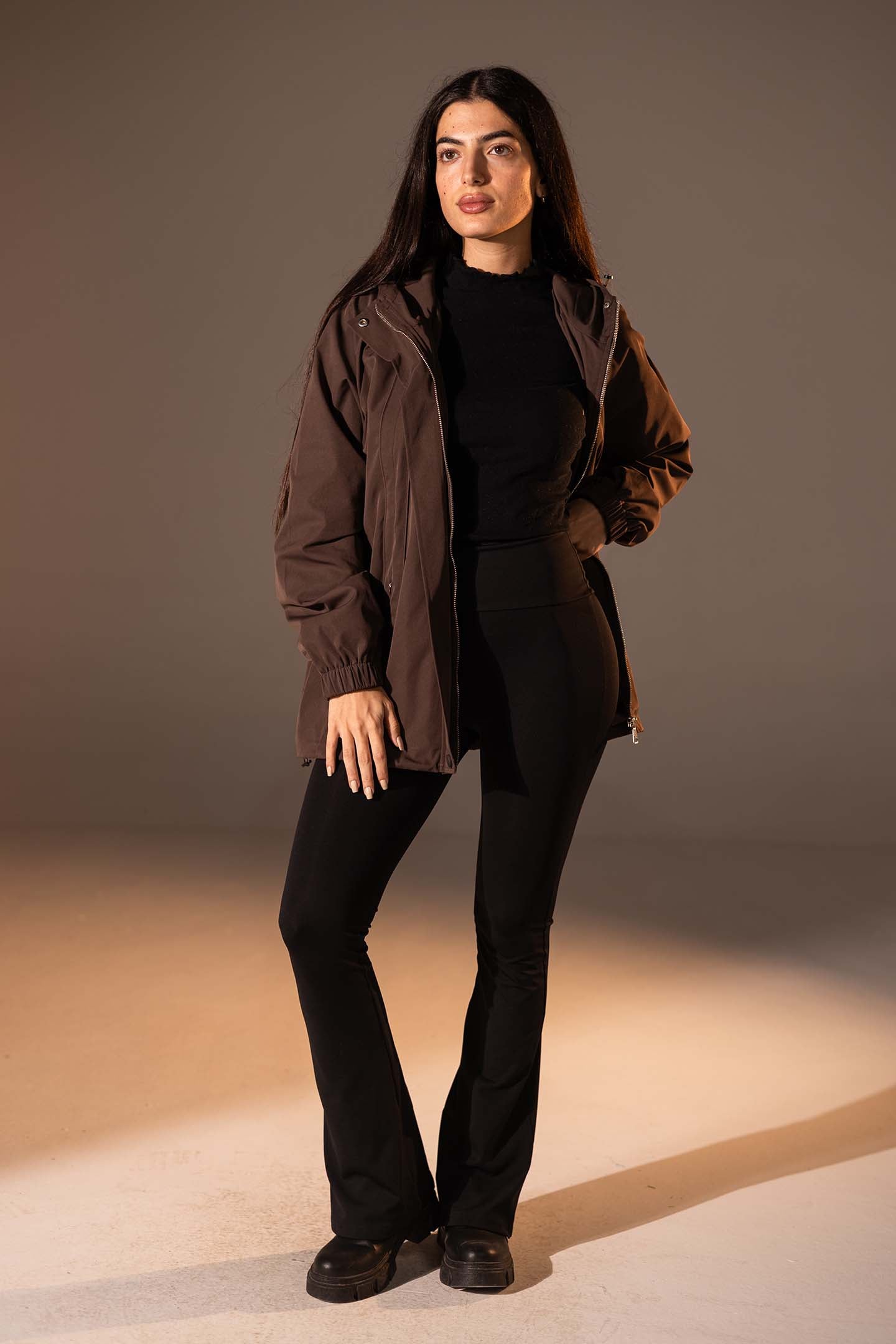 جاكيت مقاوم للرياح بلون البني