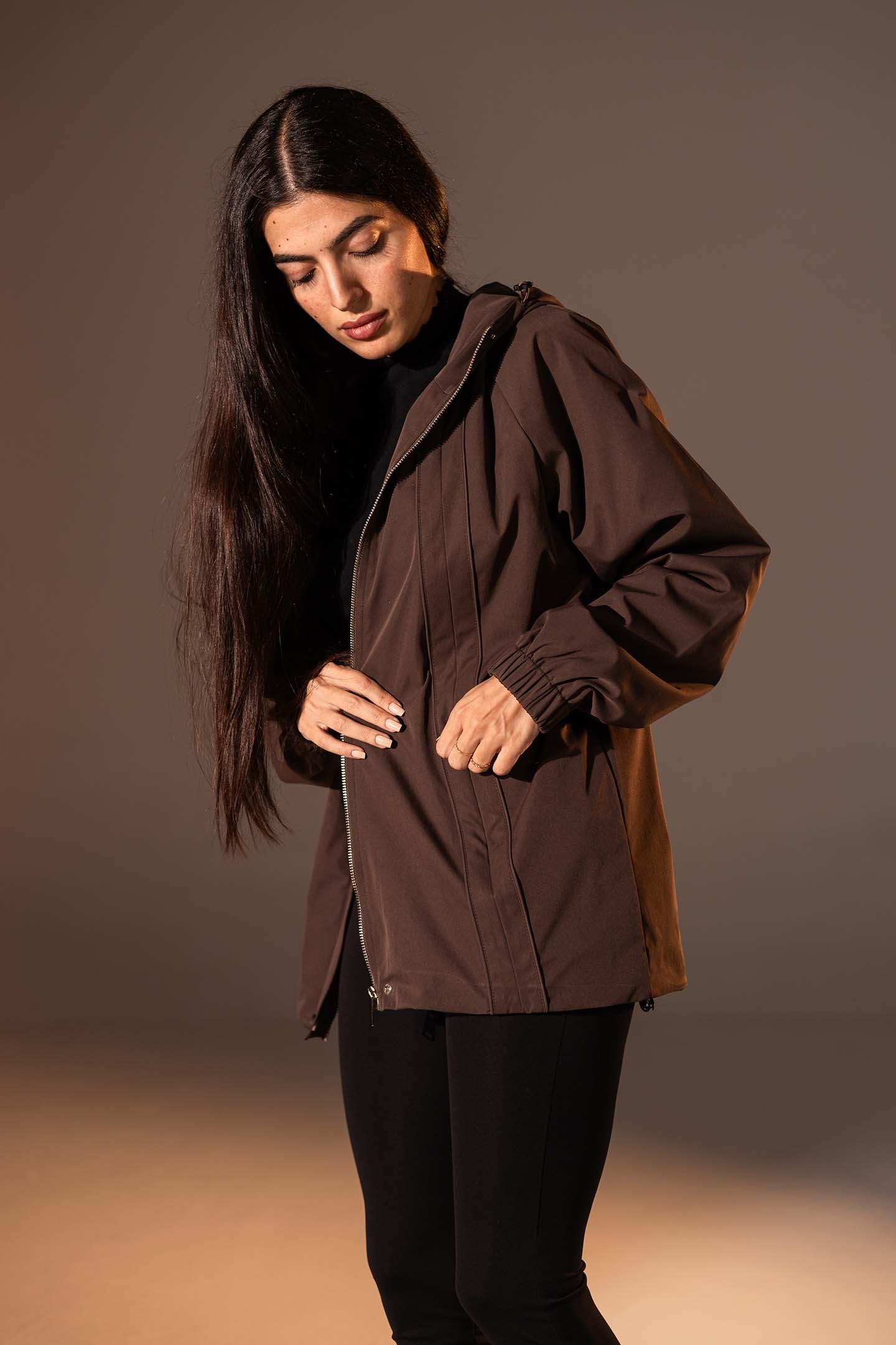 جاكيت مقاوم للرياح بلون البني