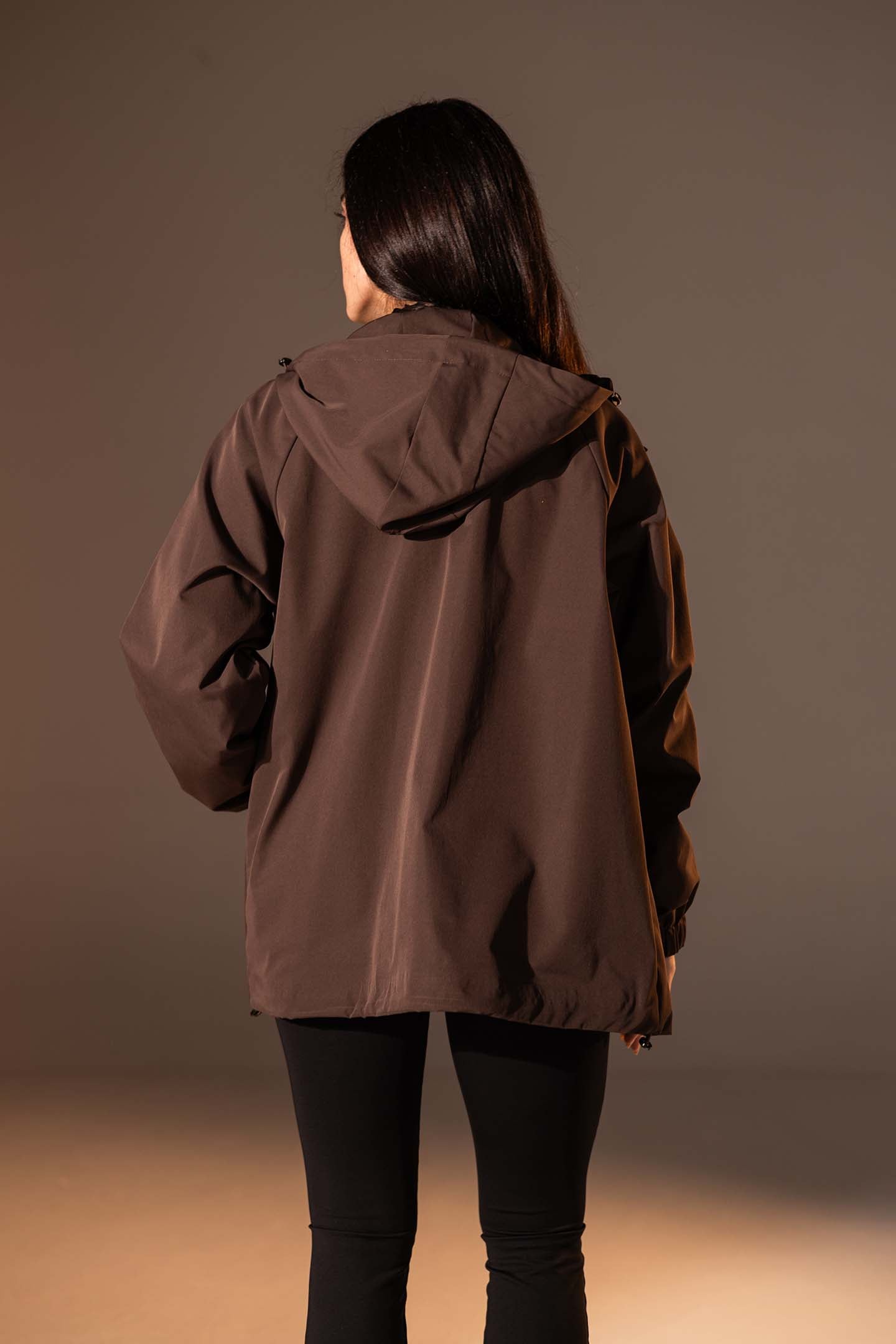 جاكيت مقاوم للرياح بلون البني