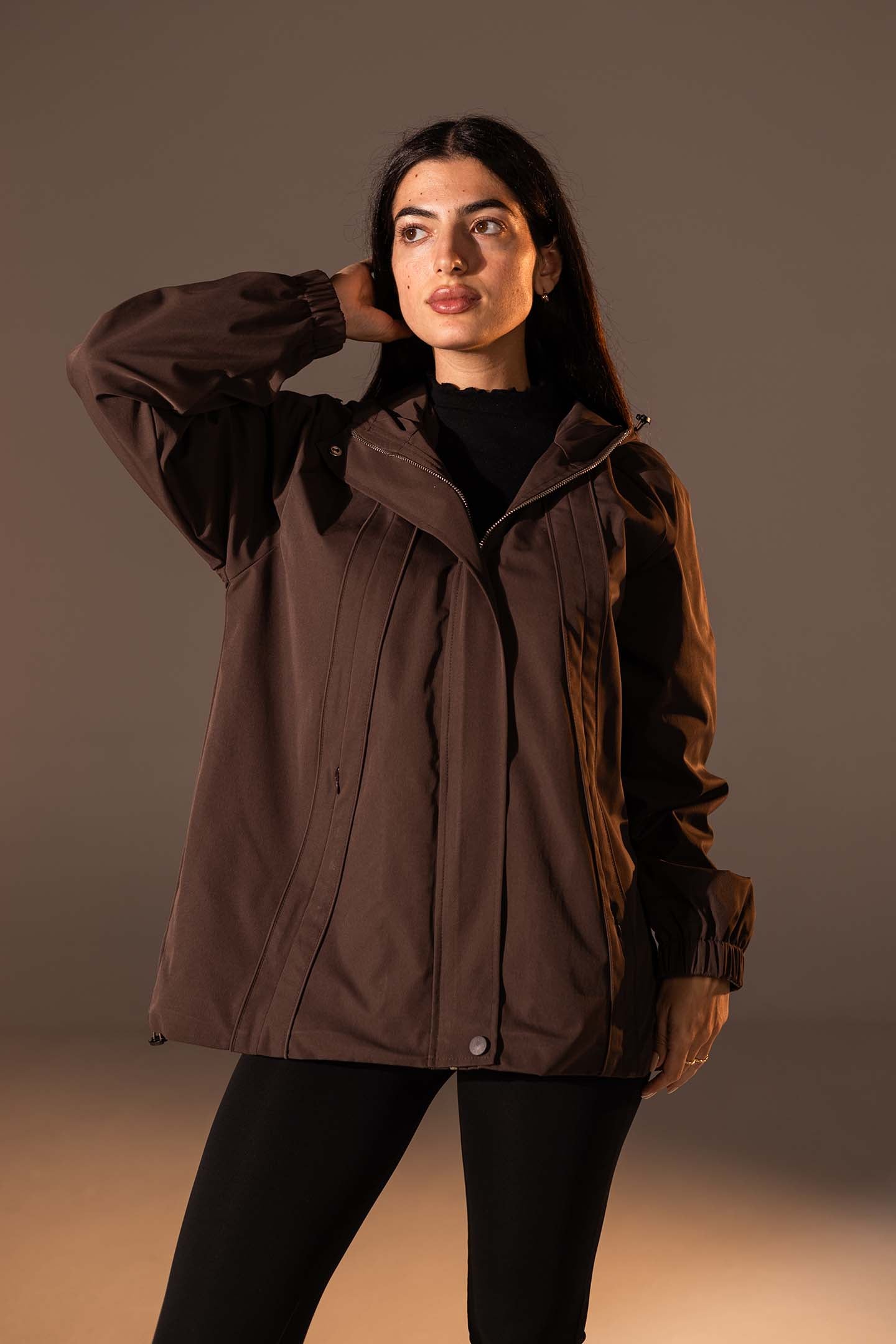 جاكيت مقاوم للرياح بلون البني