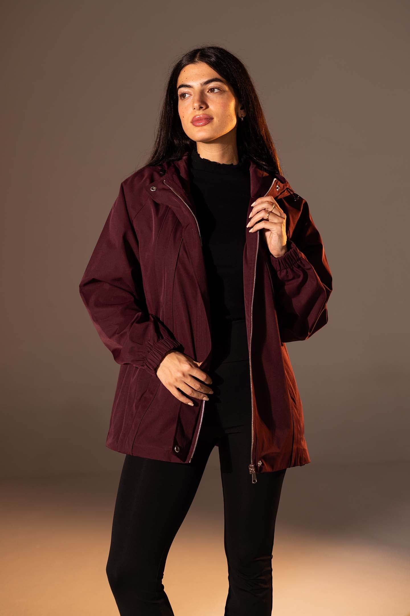 جاكيت مقاوم للرياح بلون العنّابي