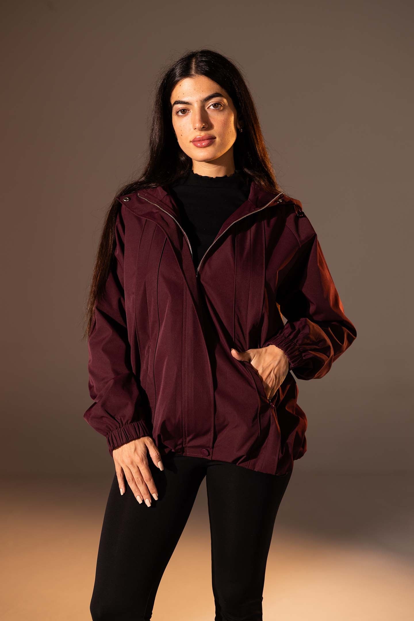 جاكيت مقاوم للرياح بلون العنّابي