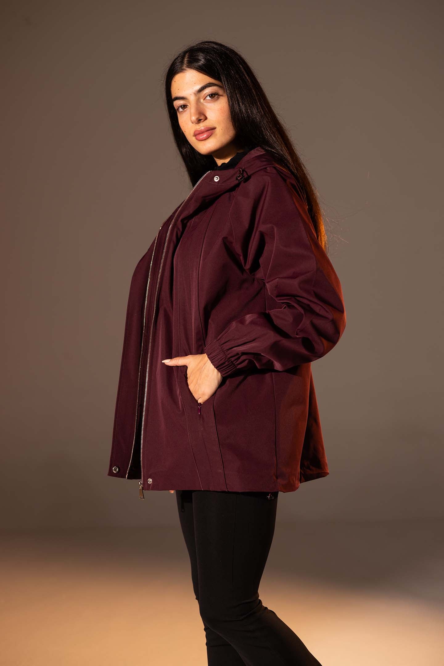 جاكيت مقاوم للرياح بلون العنّابي