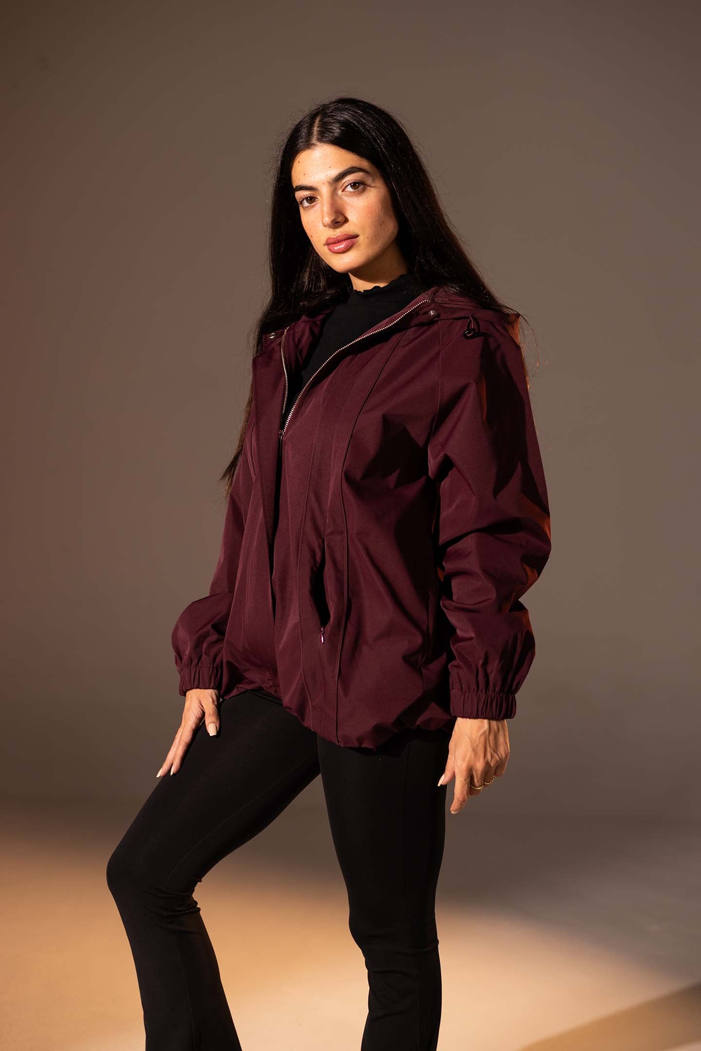 جاكيت مقاوم للرياح بلون العنّابي