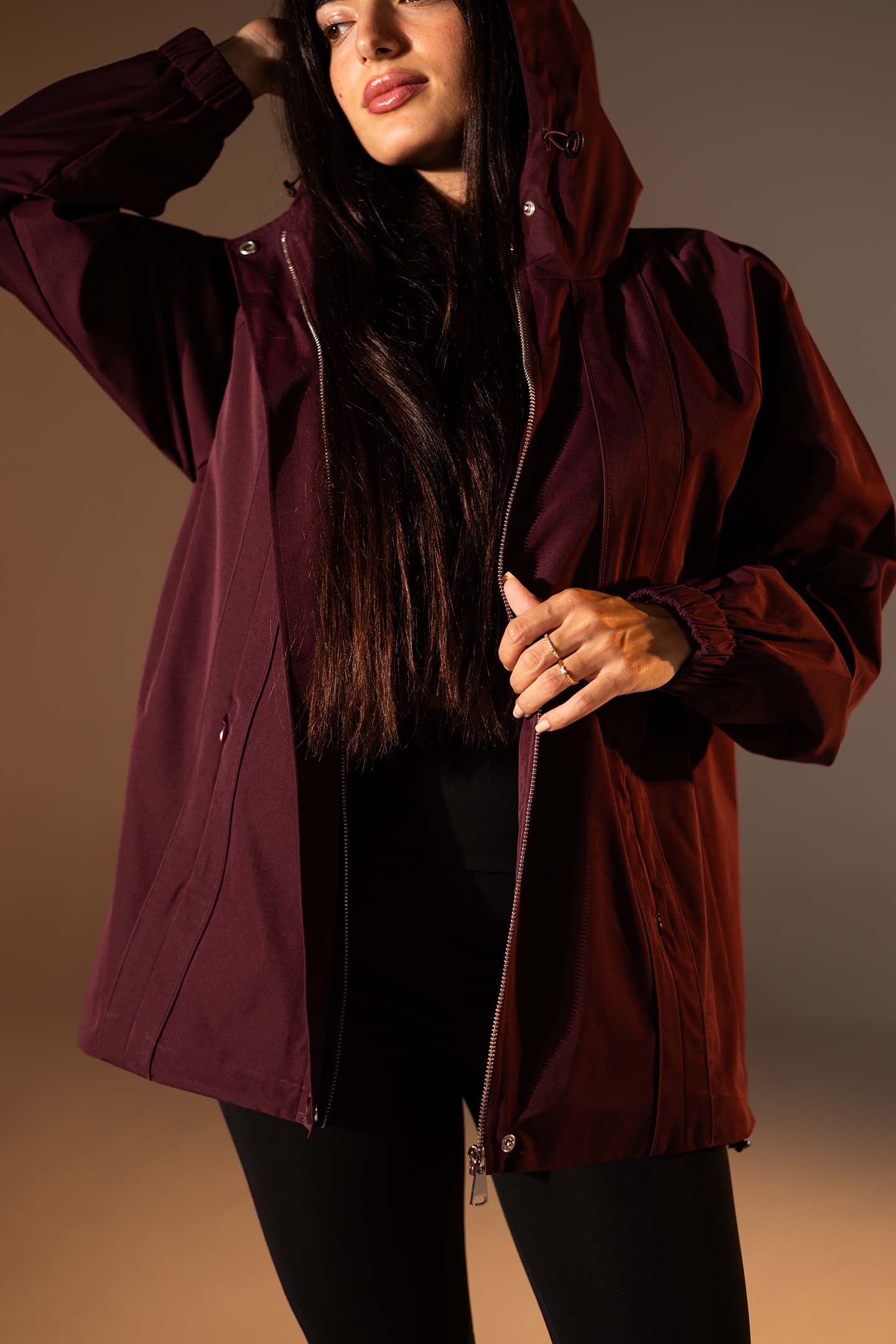 جاكيت مقاوم للرياح بلون العنّابي