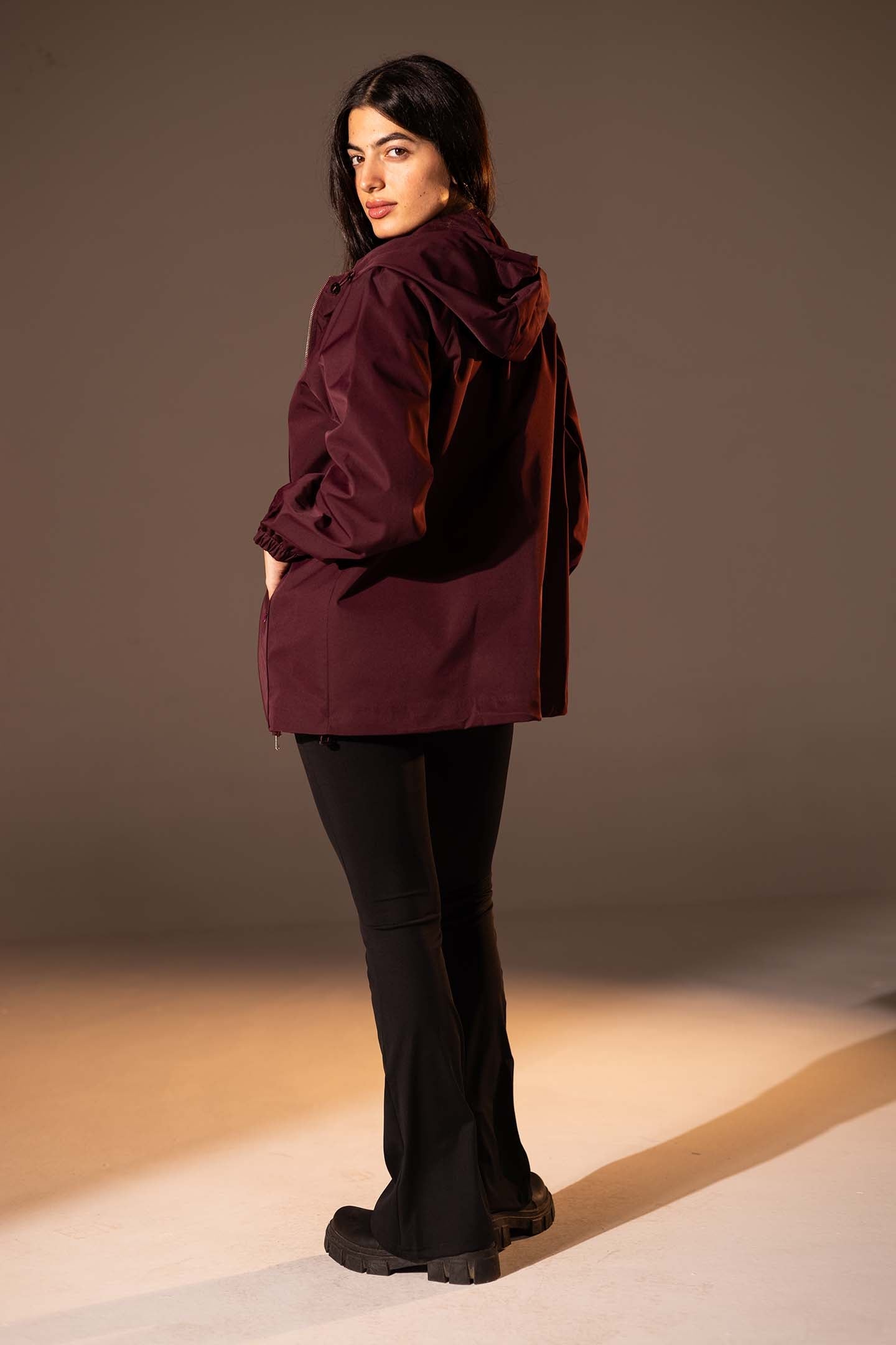 جاكيت مقاوم للرياح بلون العنّابي