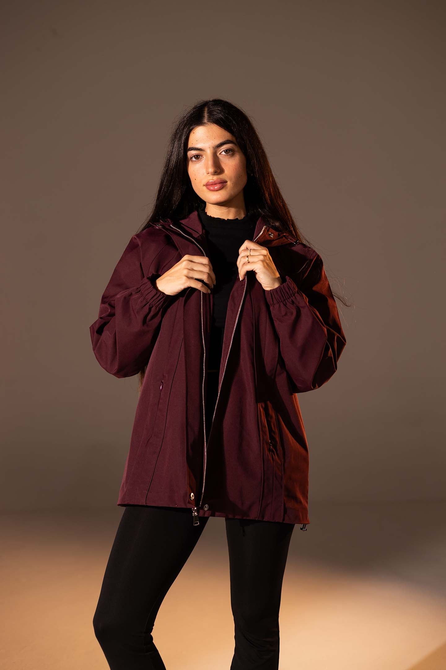 جاكيت مقاوم للرياح بلون العنّابي