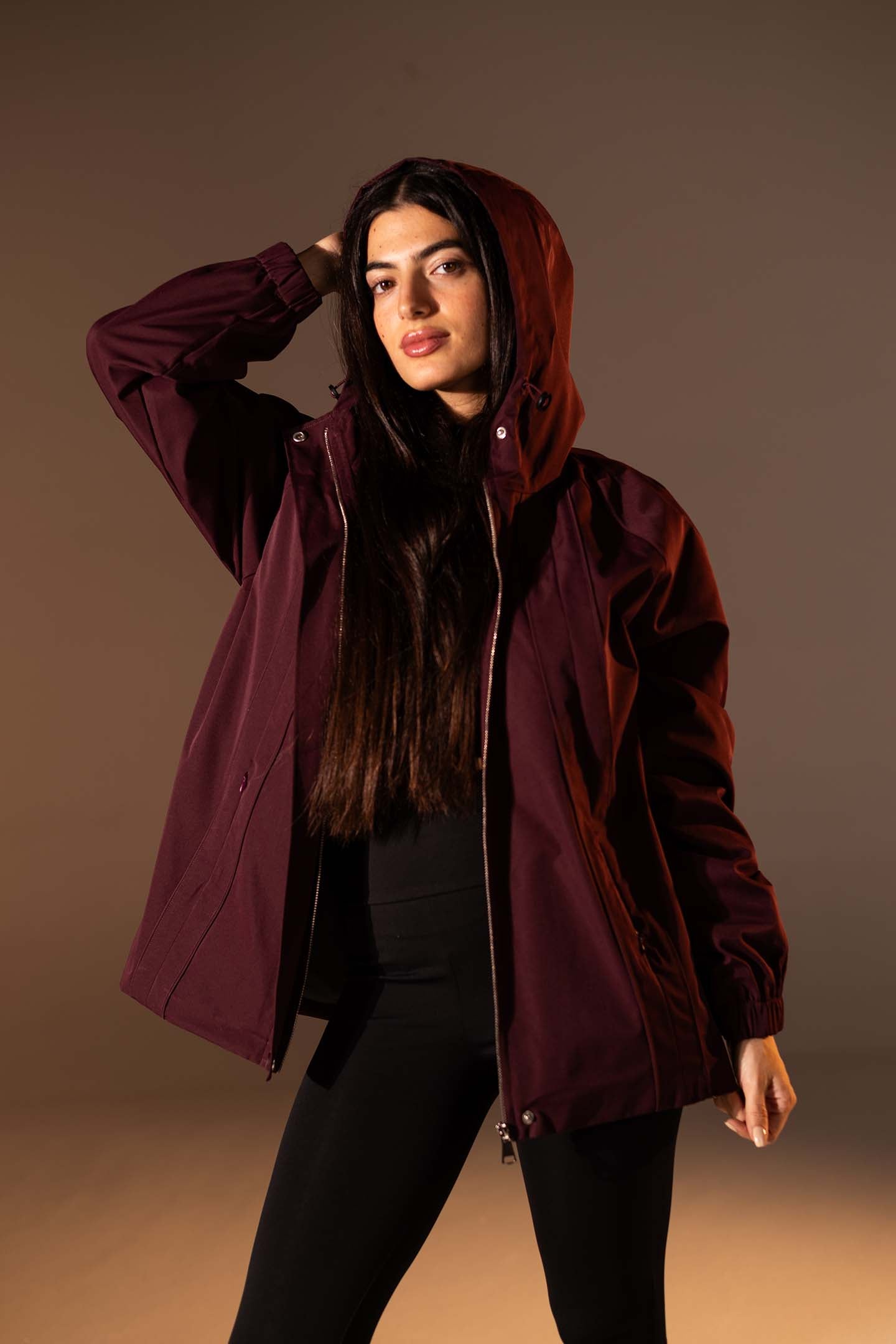 جاكيت مقاوم للرياح بلون العنّابي