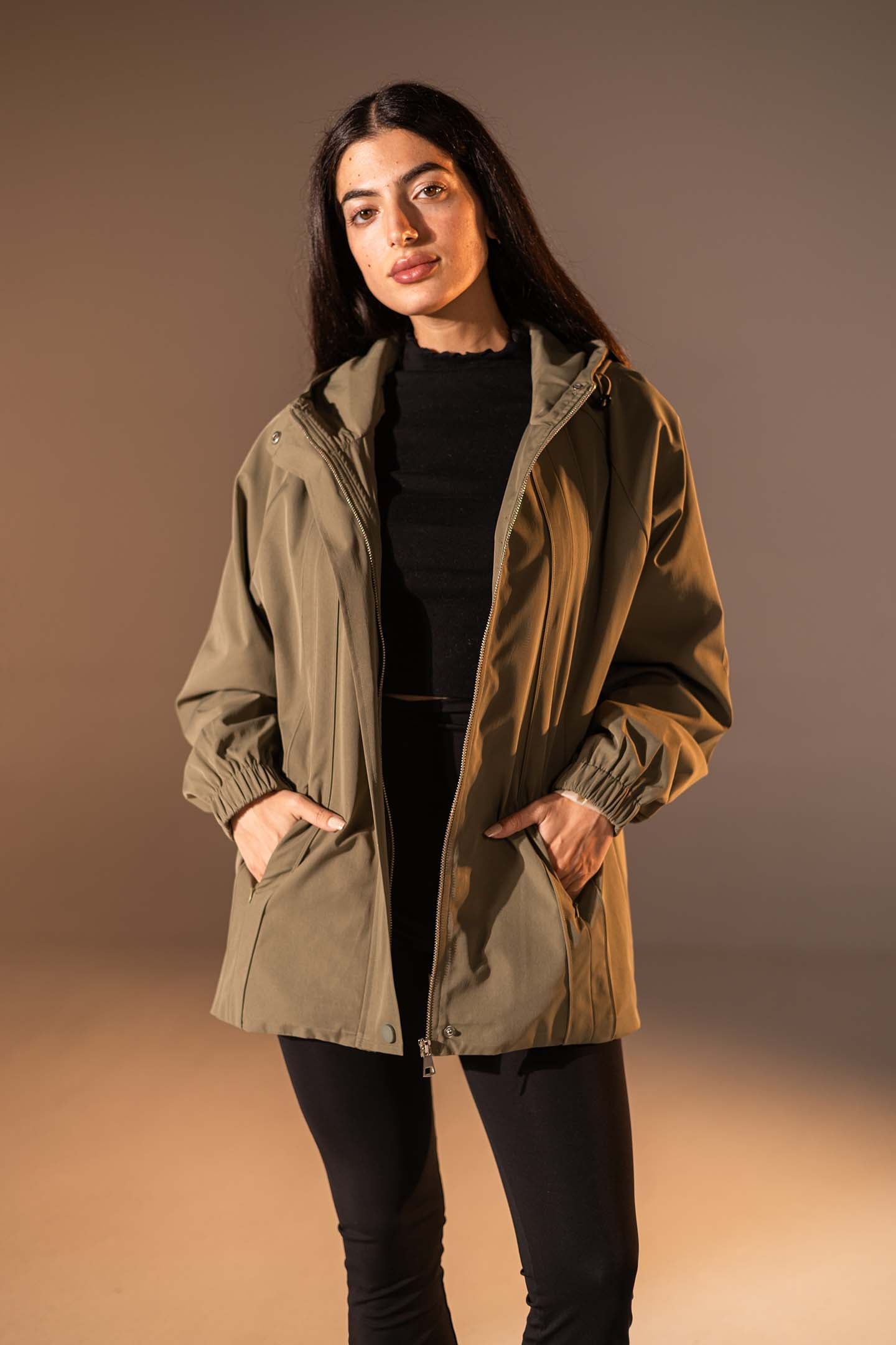 جاكيت مقاوم للرياح بلون الزيتوني