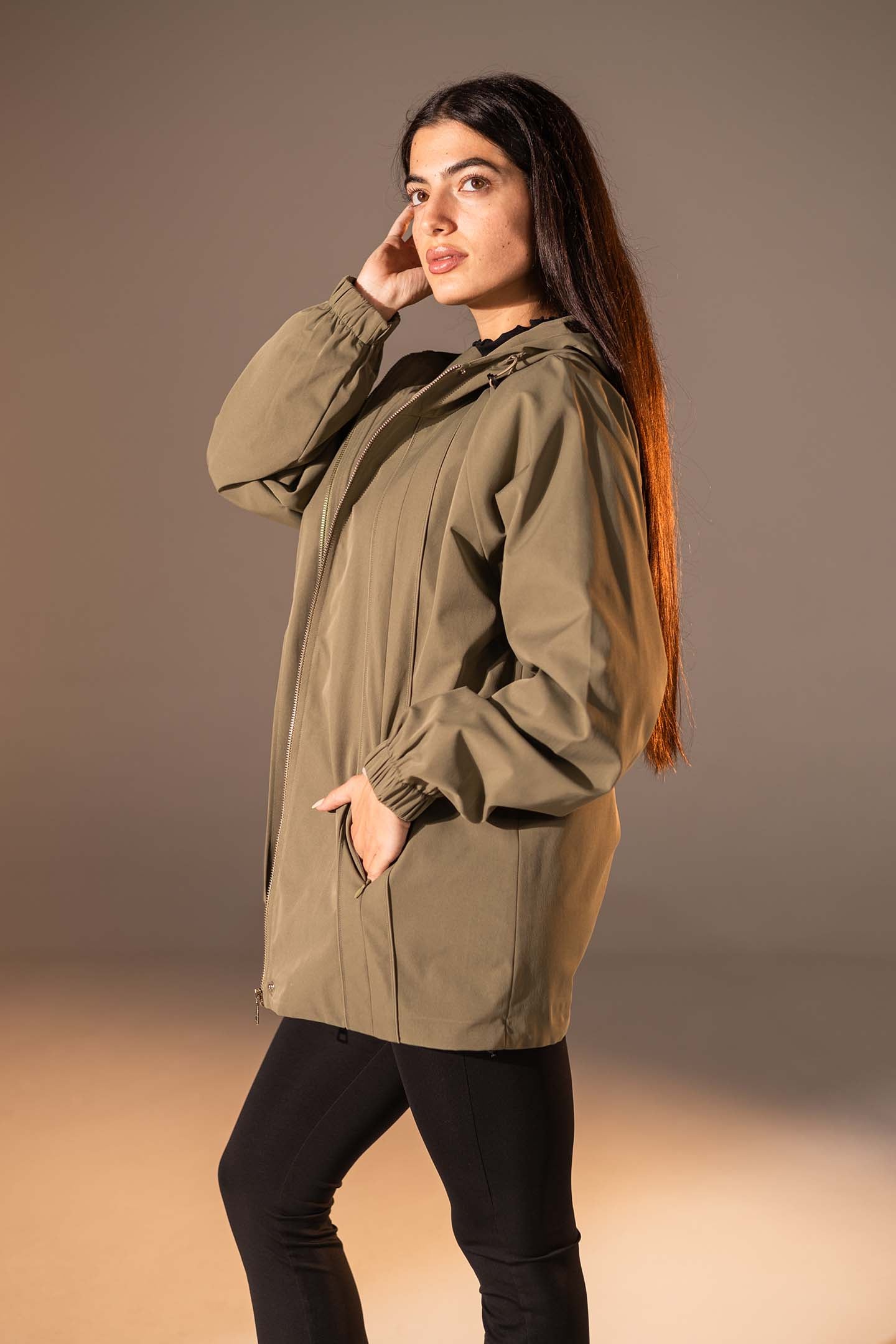 جاكيت مقاوم للرياح بلون الزيتوني