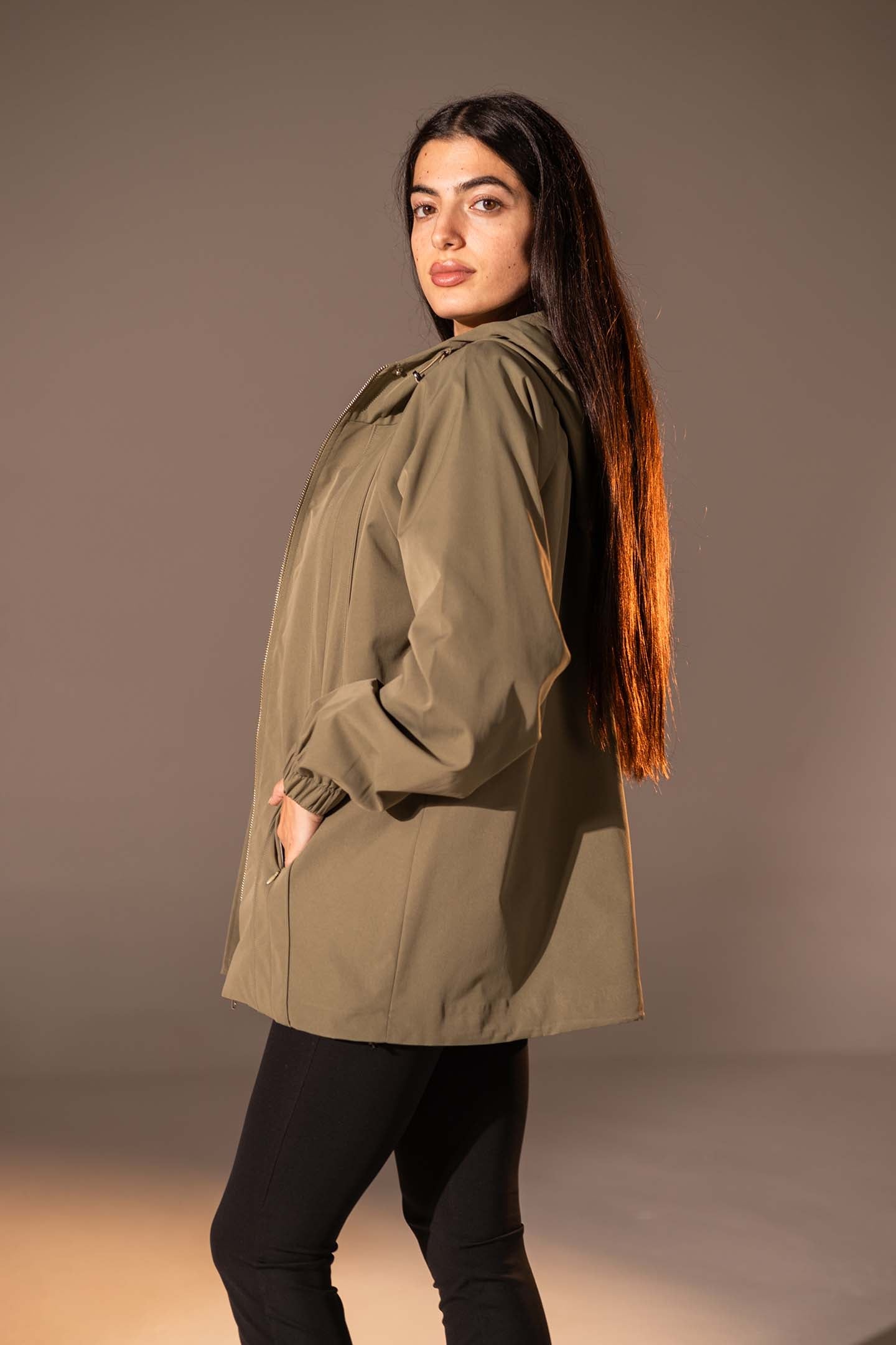 جاكيت مقاوم للرياح بلون الزيتوني