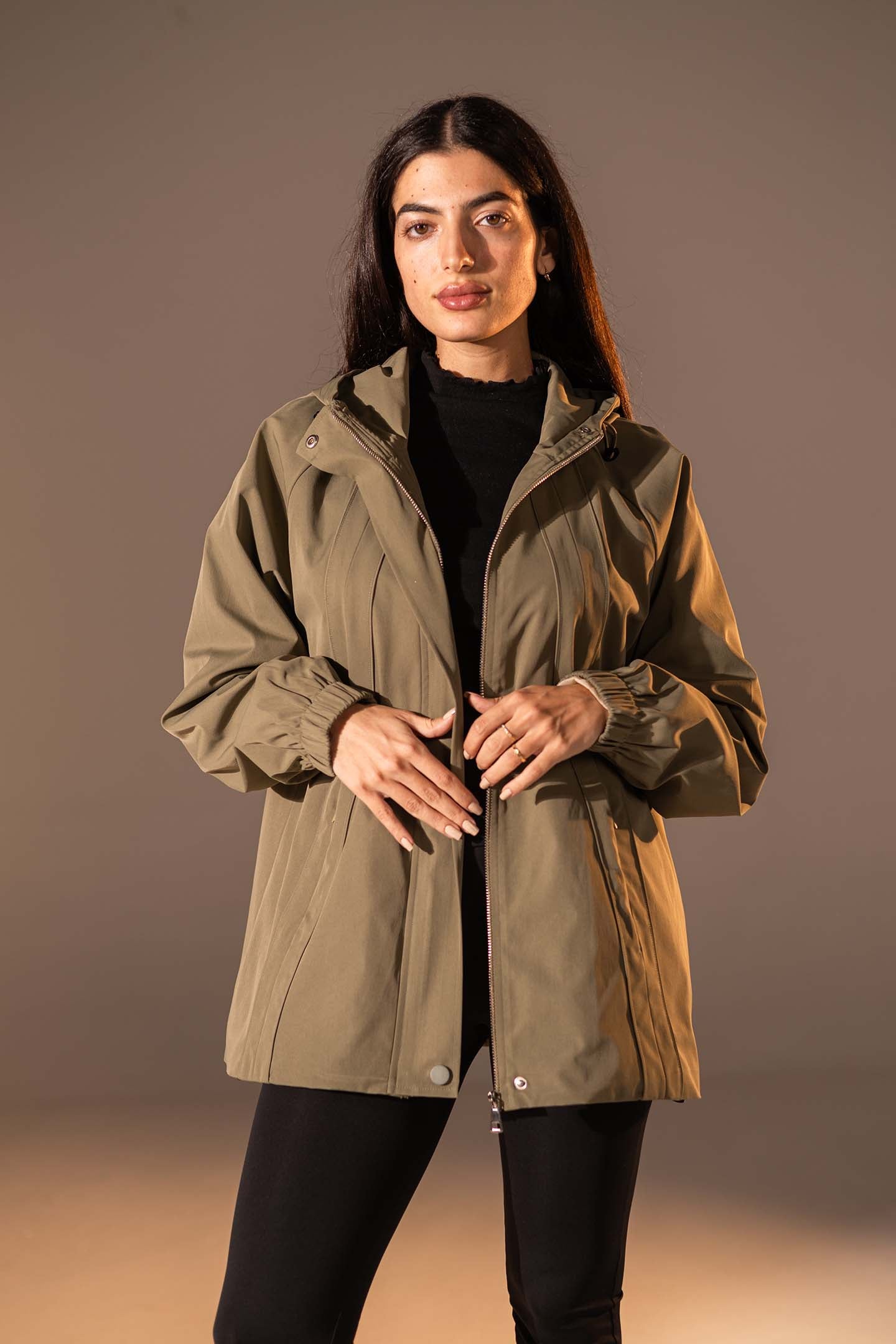 جاكيت مقاوم للرياح بلون الزيتوني