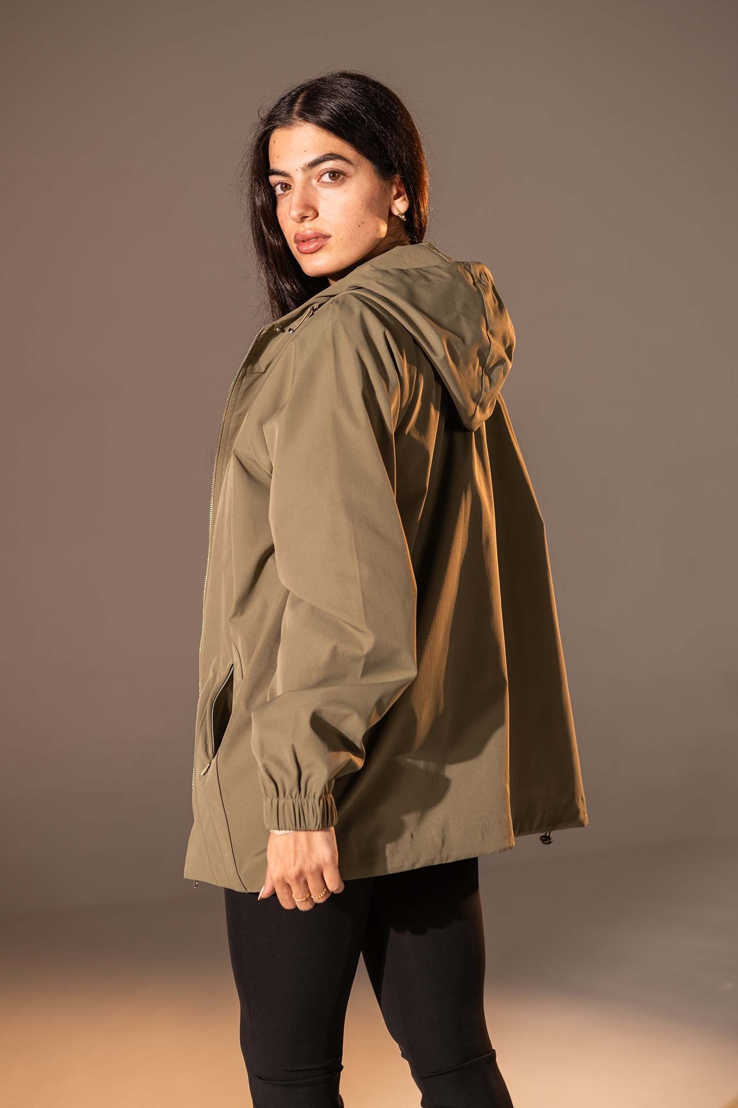 جاكيت مقاوم للرياح بلون الزيتوني