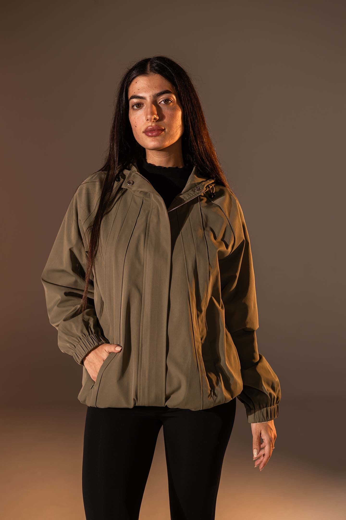 جاكيت مقاوم للرياح بلون الزيتوني