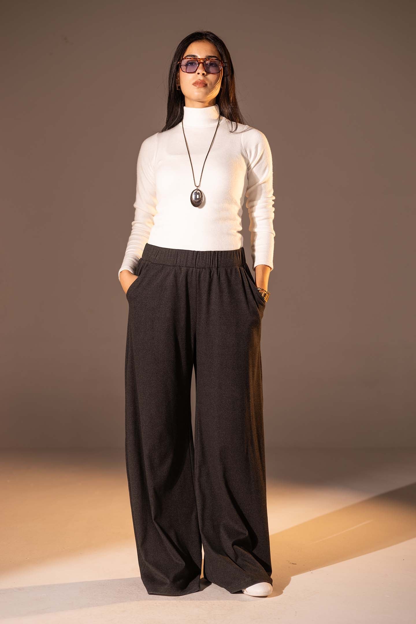 بنطال واسع الساق بخامة محببة بلون اسود