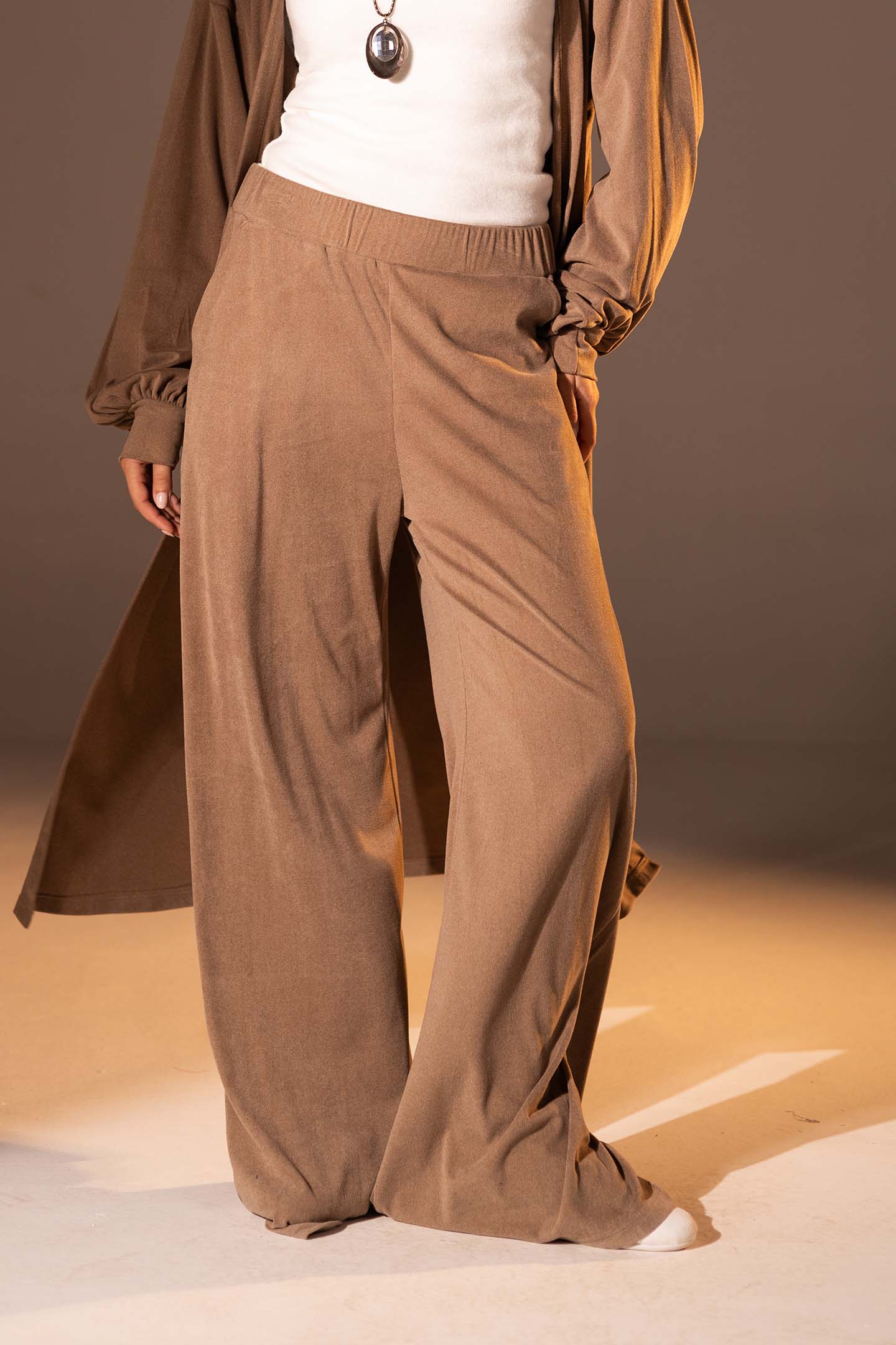 بنطال واسع الساق بخامة محببة بلون بني