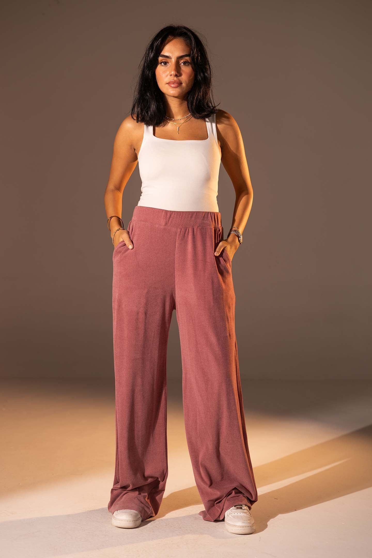 بنطال واسع الساق بخامة محببة بلون وردي ترابي
