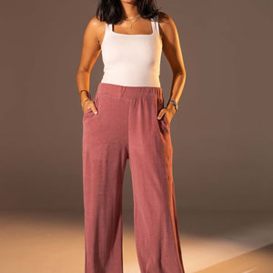 بنطال واسع الساق بخامة محببة بلون وردي ترابي