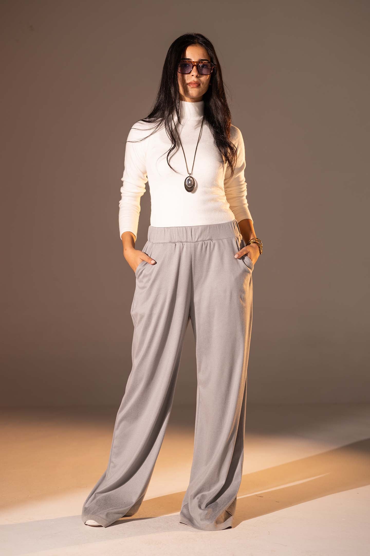 بنطال واسع الساق بخامة محببة بلون رمادي