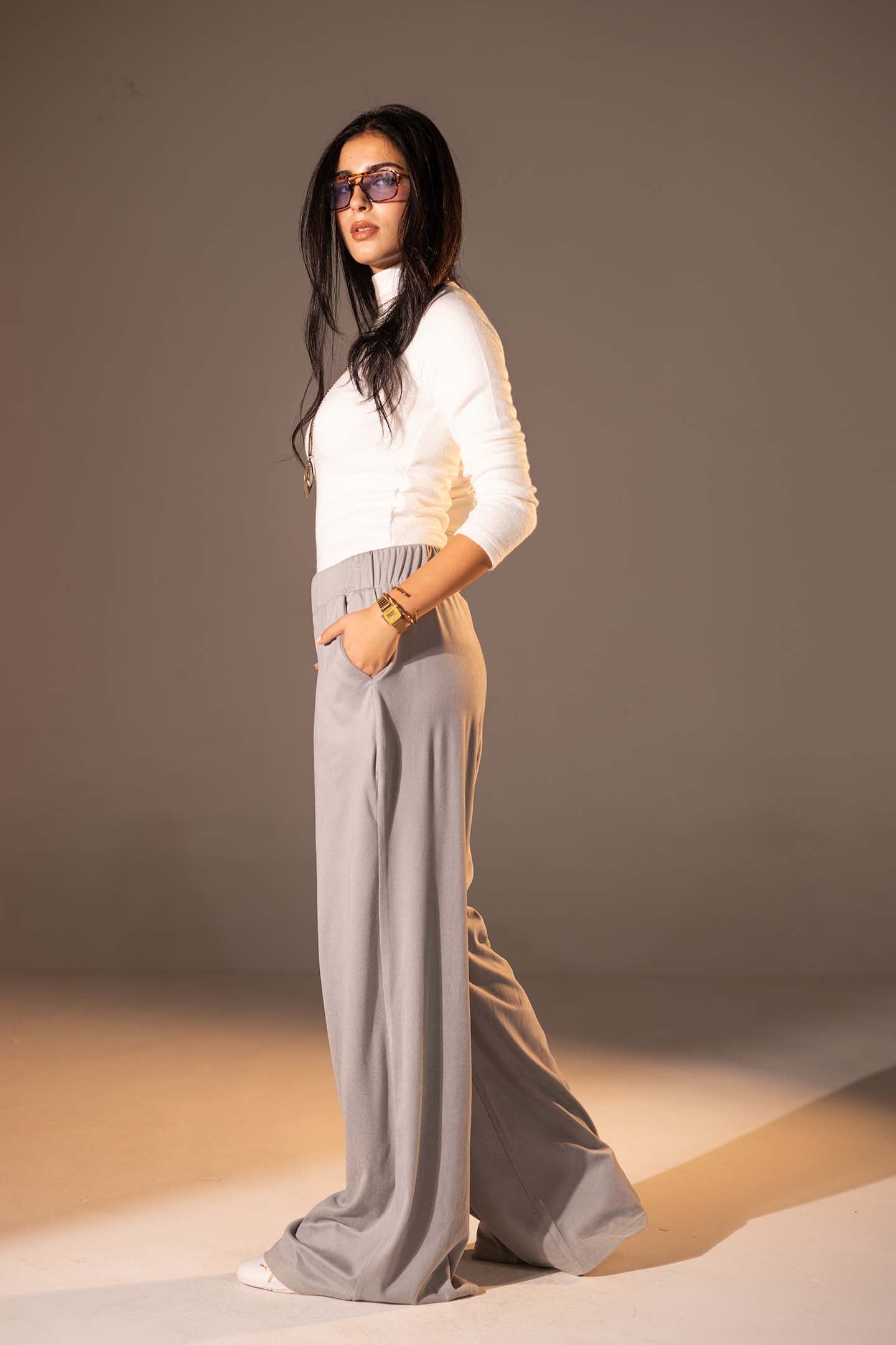 بنطال واسع الساق بخامة محببة بلون رمادي