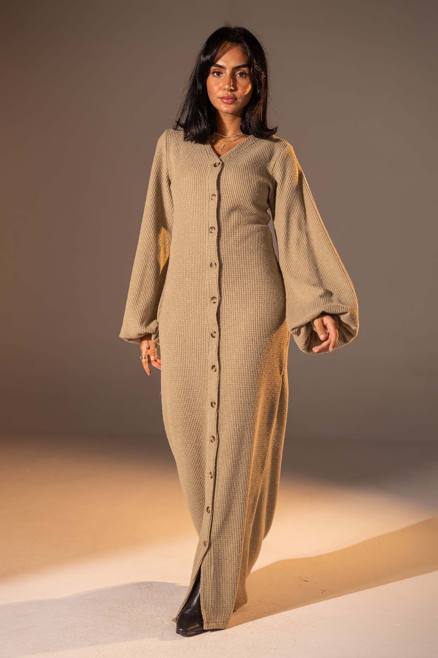 فستان ماكسي محبوك بأكمام منفوخة بلون القهوة