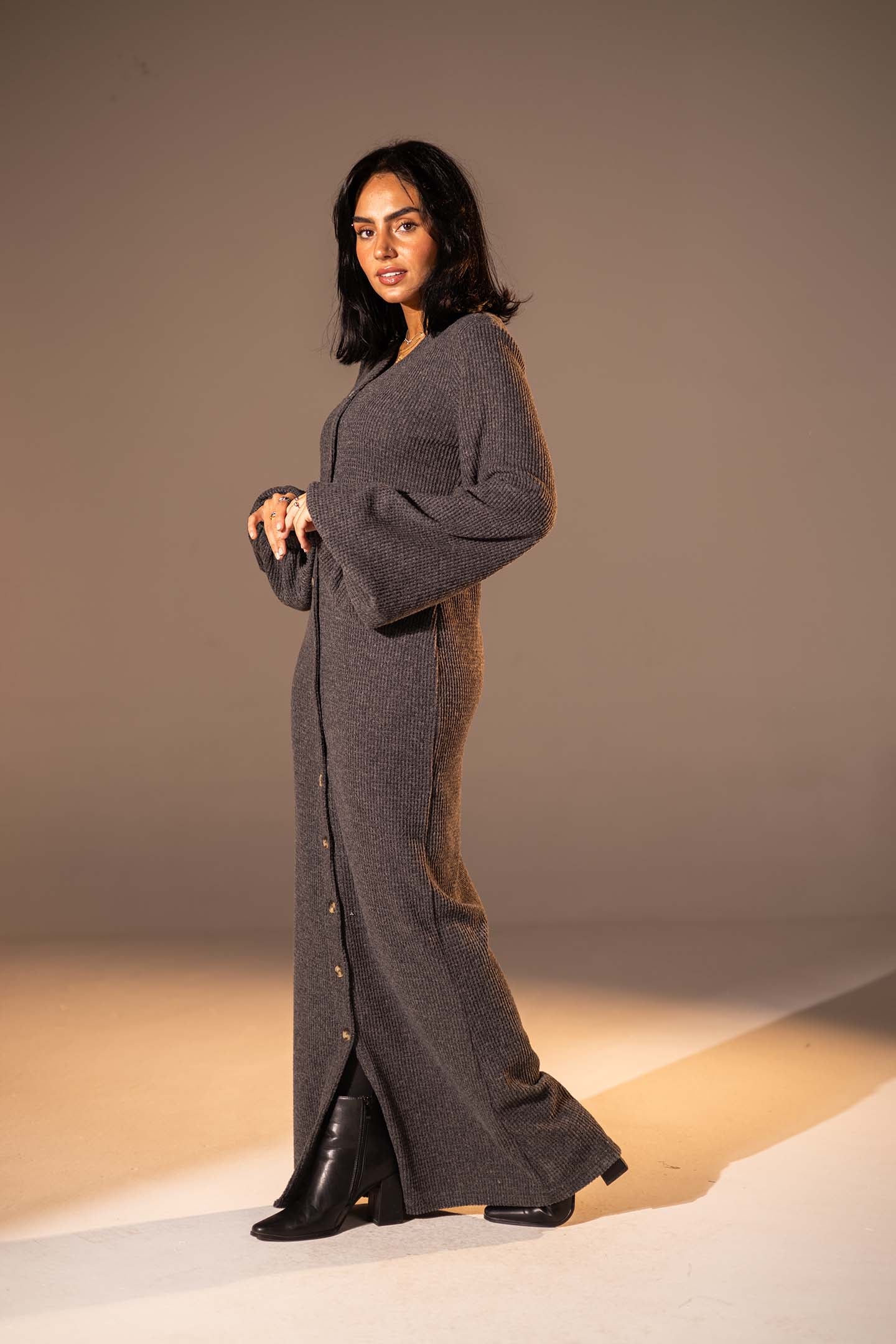 فستان ماكسي محبوك بأكمام منفوخة بلون الرمادي الغامق