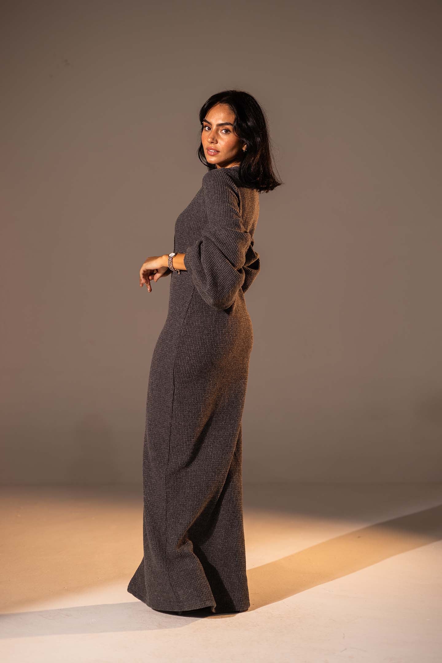 فستان ماكسي محبوك بأكمام منفوخة بلون الرمادي الغامق